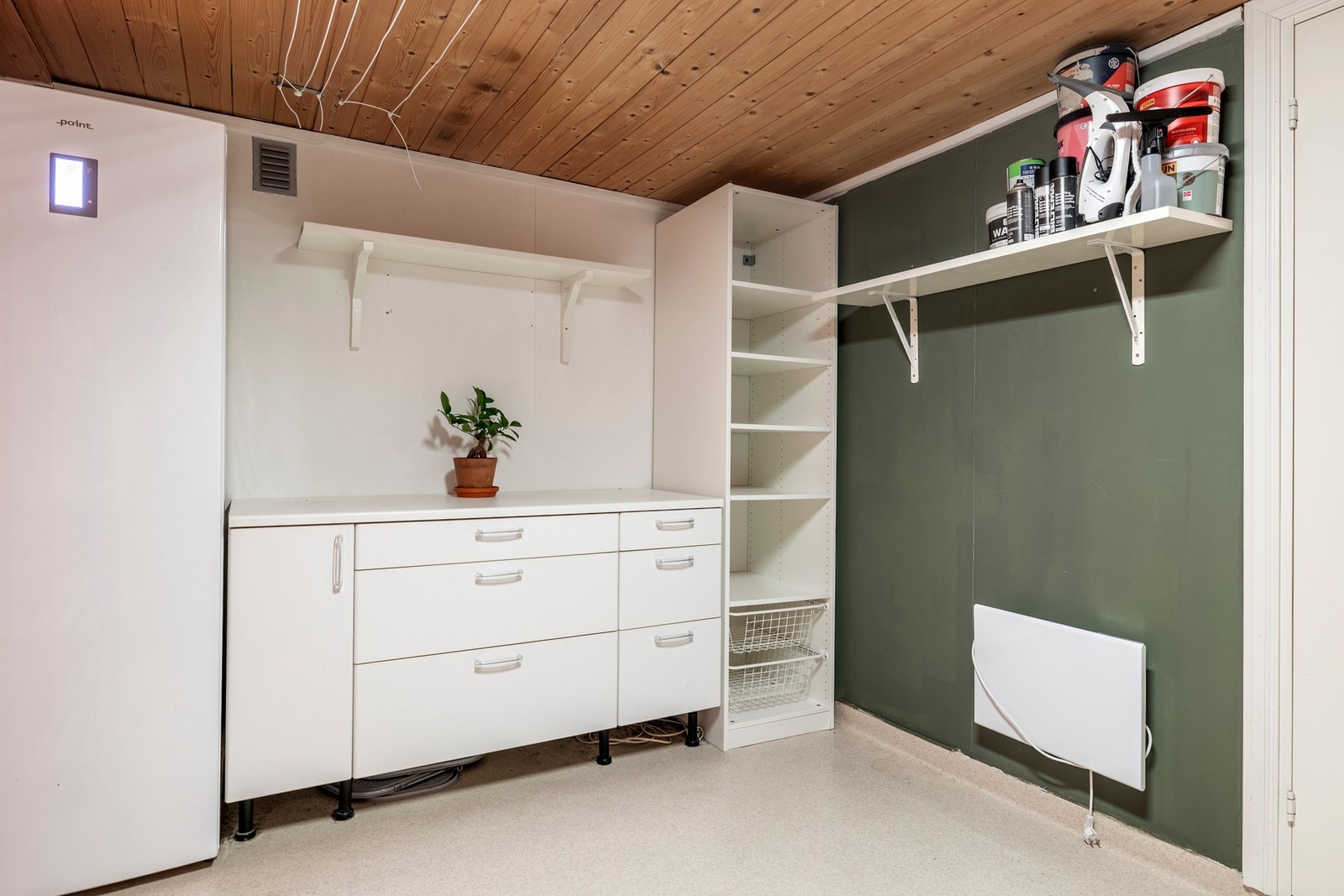 Vaskerommet er både praktisk og velutstyrt, perfekt for hverdagsbruk. Rommet har belegg på gulvet og malte vegger. Vaskerommet er innredet med benkeinnredning med stålkum og opplegg for vaskemaskin. Galleribilde