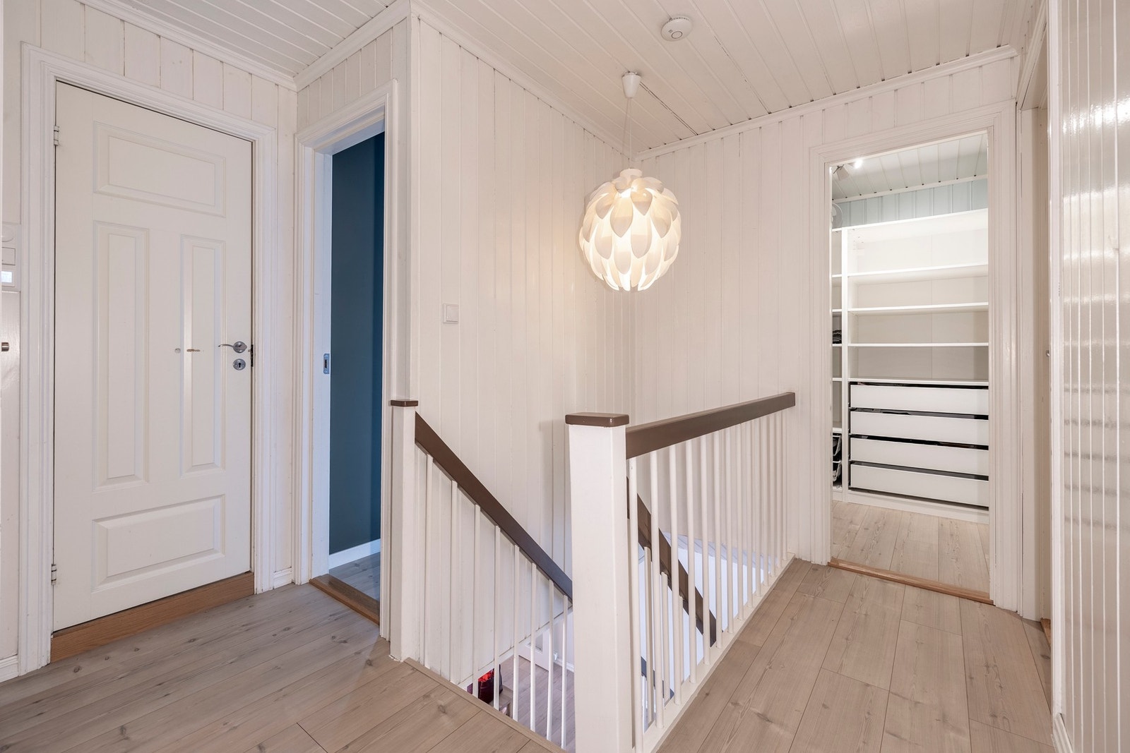 Soveromsgang med adkomst til 3 soverom, bad og separat wc. Galleribilde