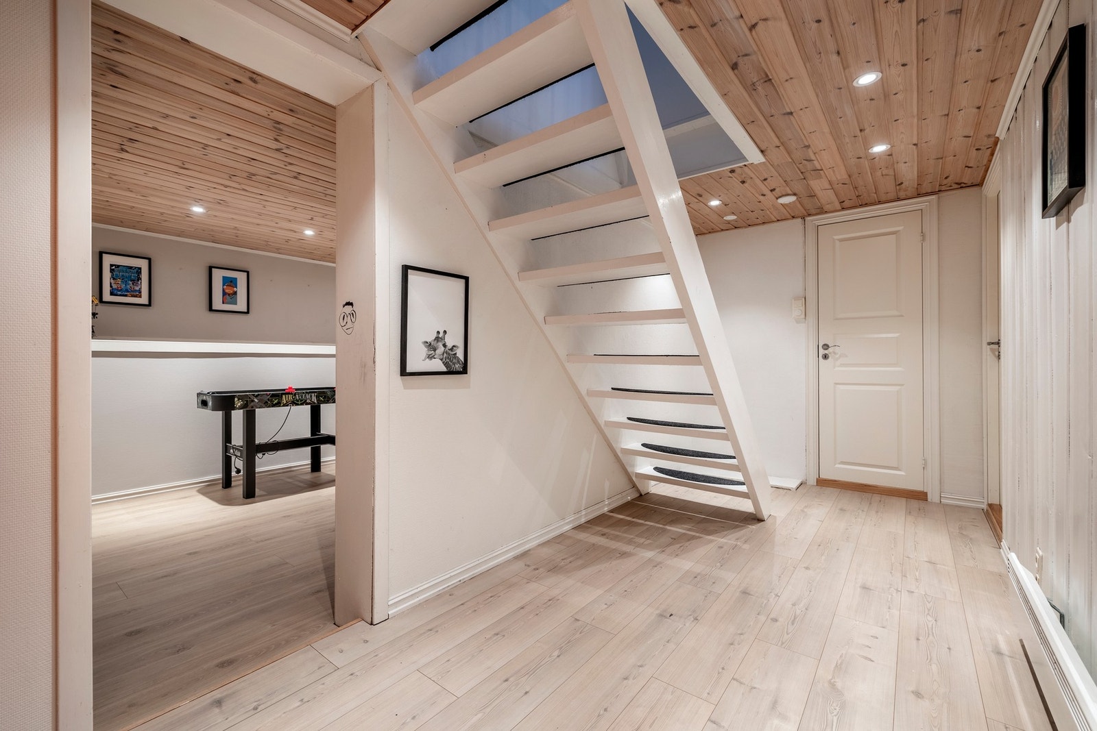 Gang i kjeller med adkomst til kjellerstue, vaskerom, bad med wc, og bodrom. Galleribilde