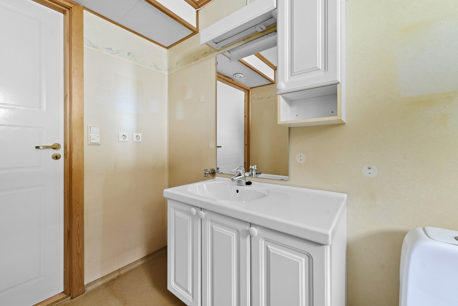 Badet er innredet med servant med underskap og speil med belysning. Galleribilde