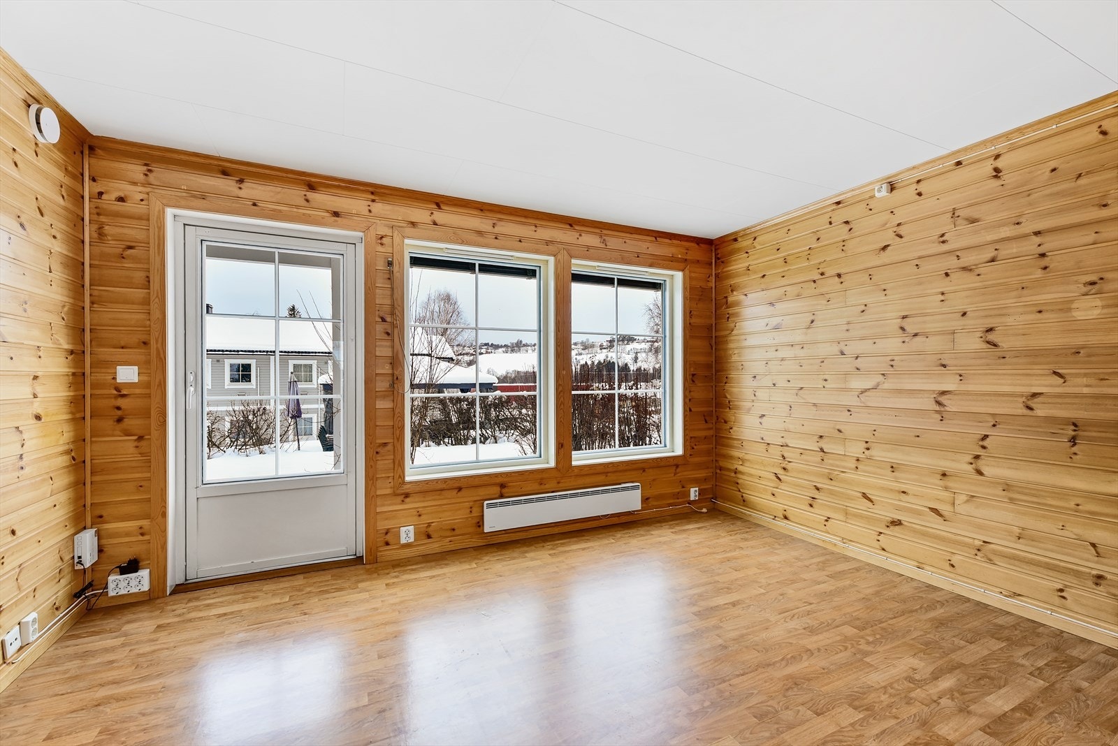 Fra stuen er det direkte utgang til en overbygd, sørvendt terrasse på 14 m². Galleribilde