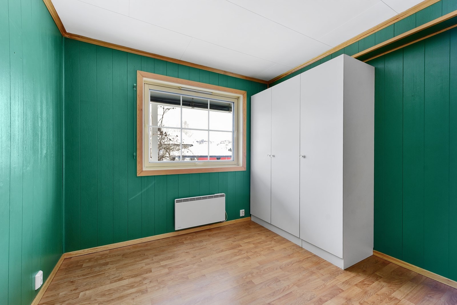 Leiligheten inneholder to soverom. Dette rommet har panelplater på veggene. Galleribilde