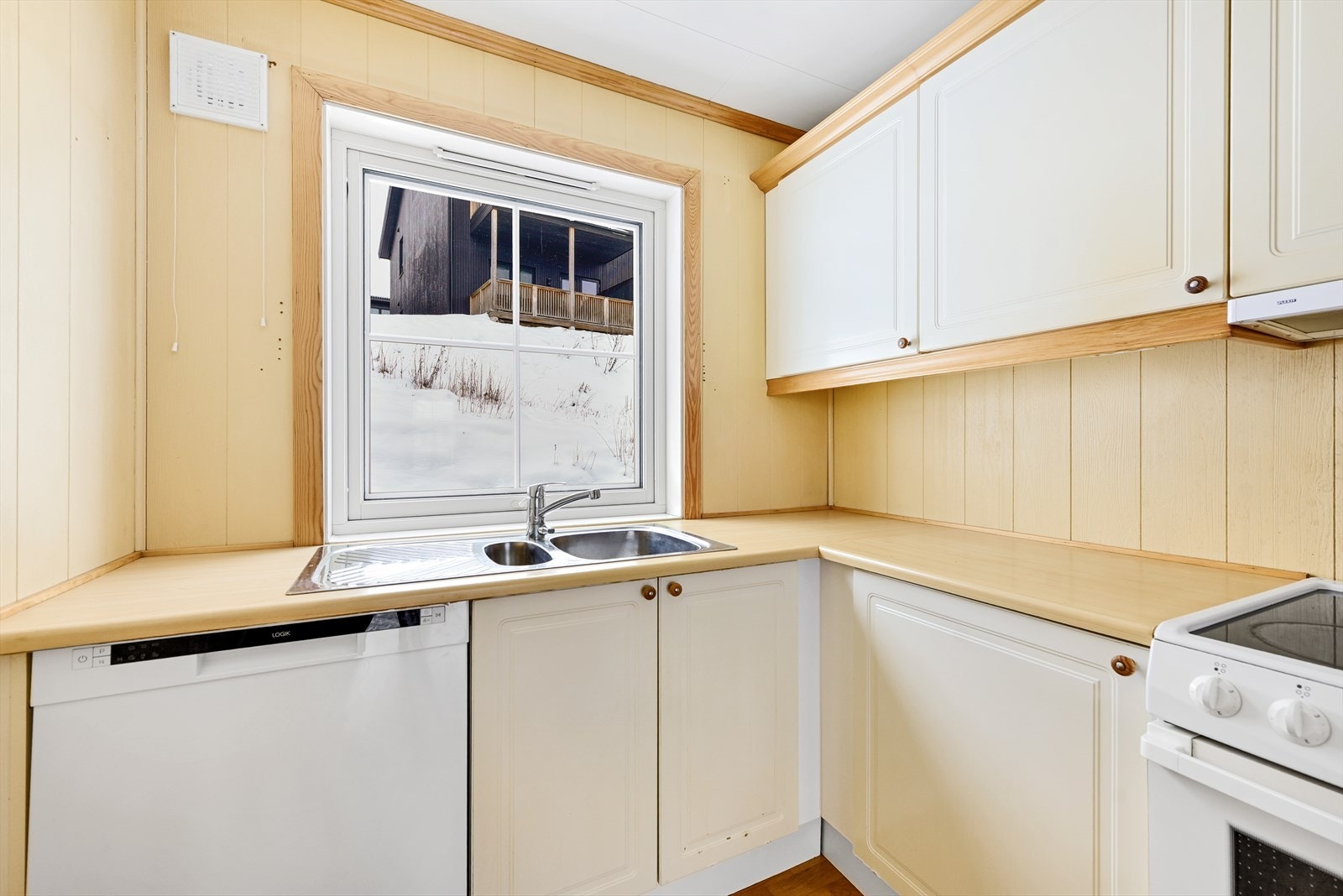 Her er det også en ny oppvaskmaskin fra 2025 og en praktisk dobbel kjøkkenkum. Galleribilde