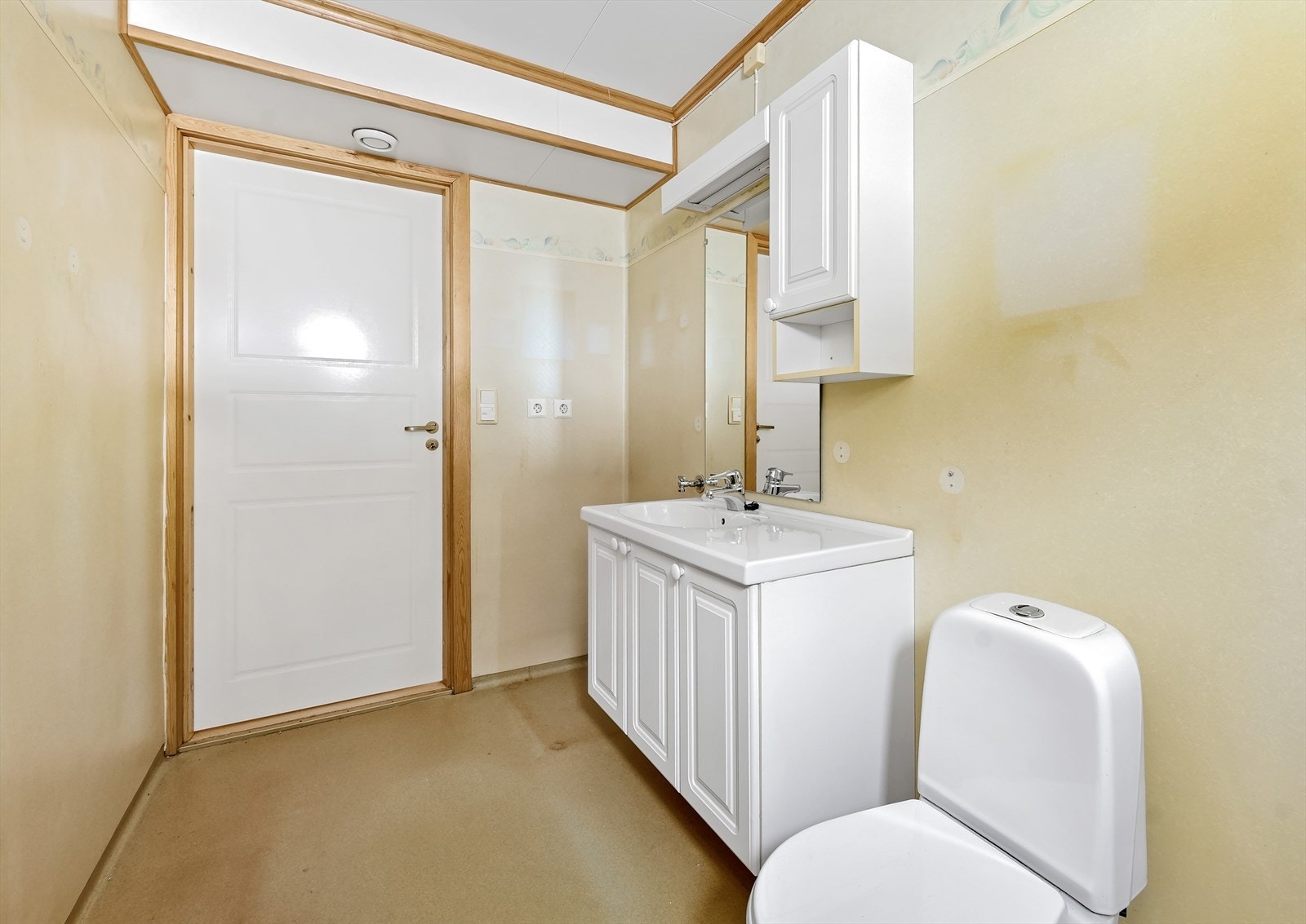 Rommet har gulvmontert toalett og opplegg for vaskemaskin. Galleribilde