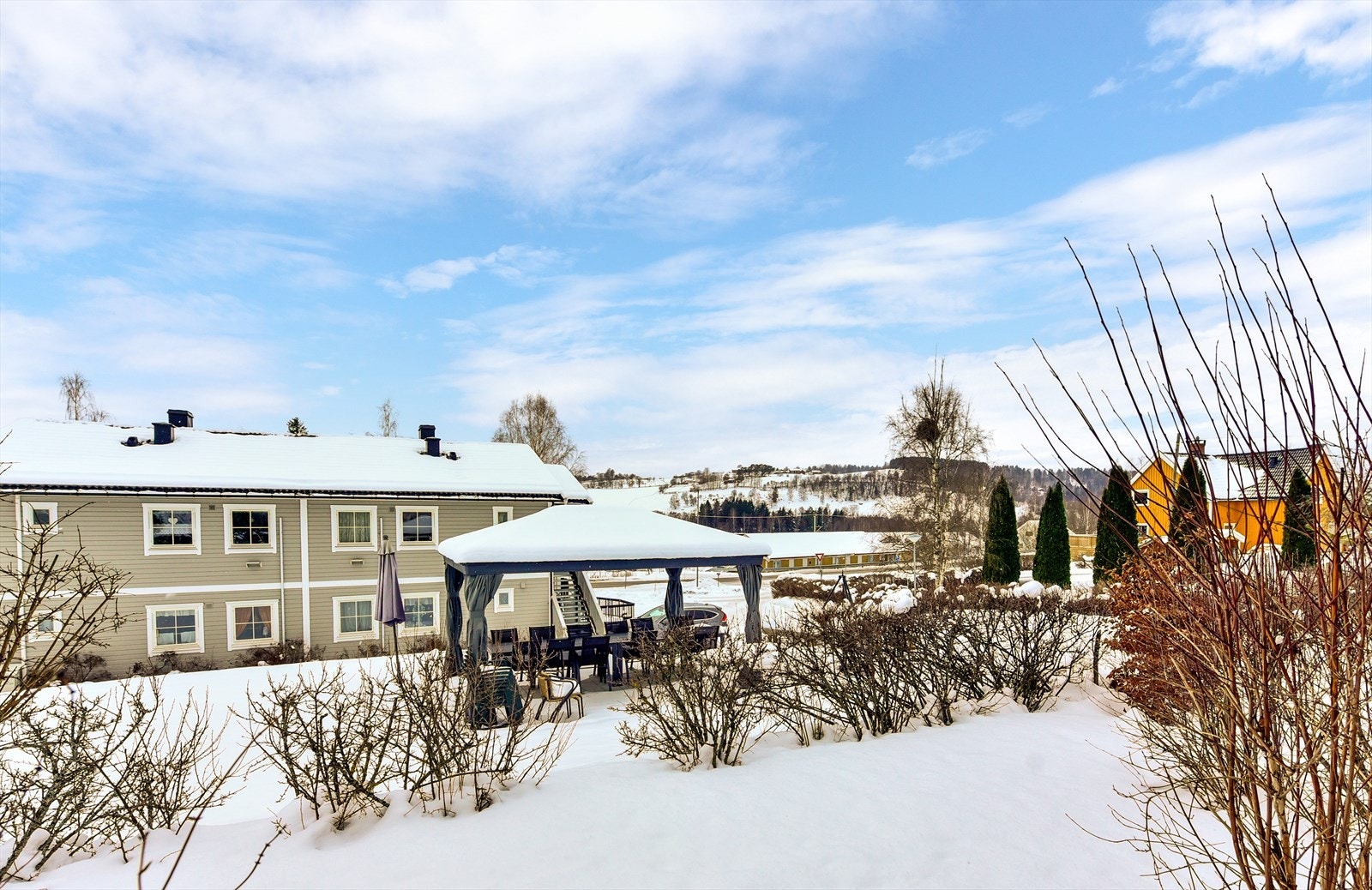 Nærheten til skog og mark gir rike muligheter for fritid og rekreasjon rett utenfor døren. Galleribilde