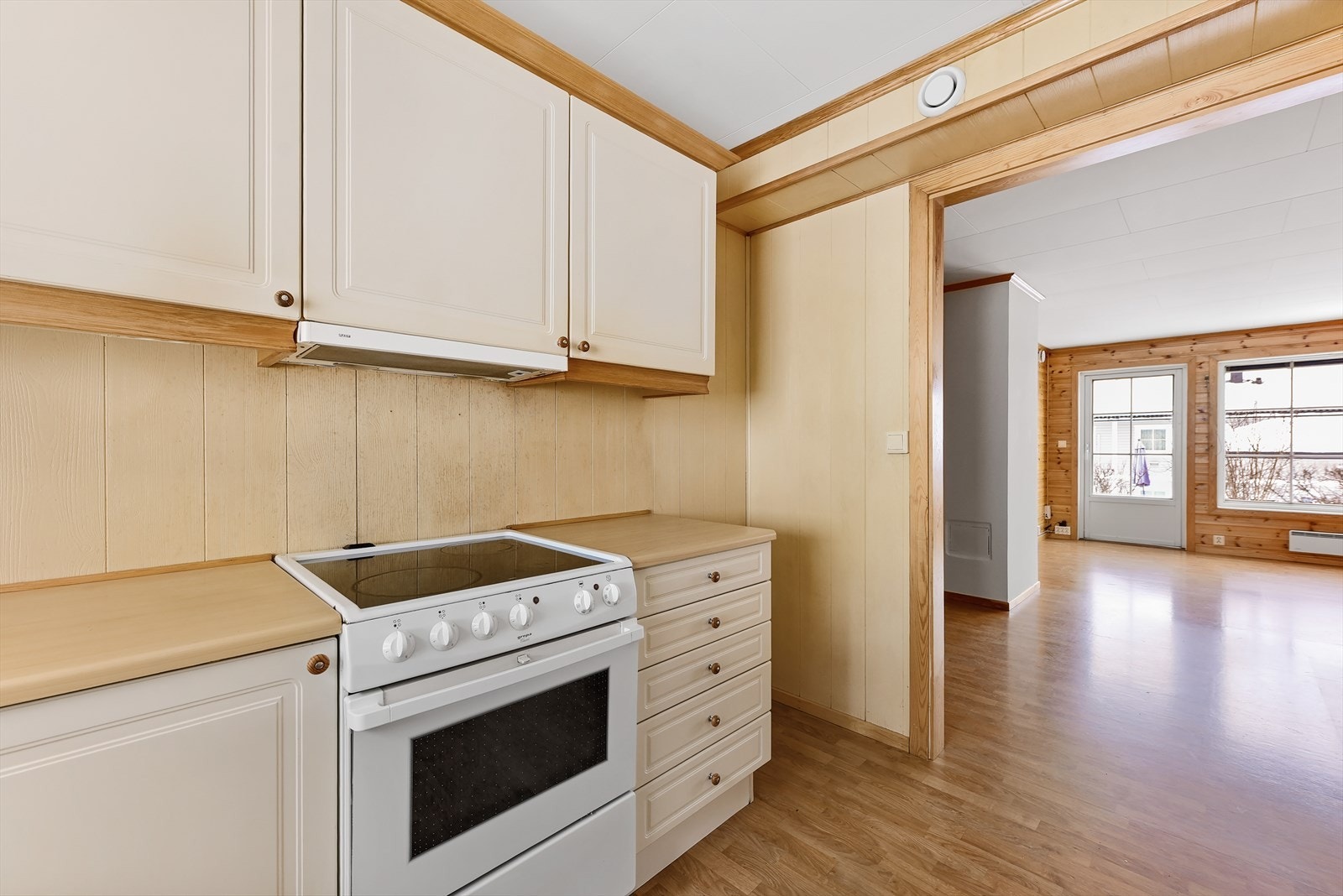 Kjøkkenet har plass til frittstående hvitevarer og er utstyrt med en ny kjøkkenvifte fra 2025. Galleribilde