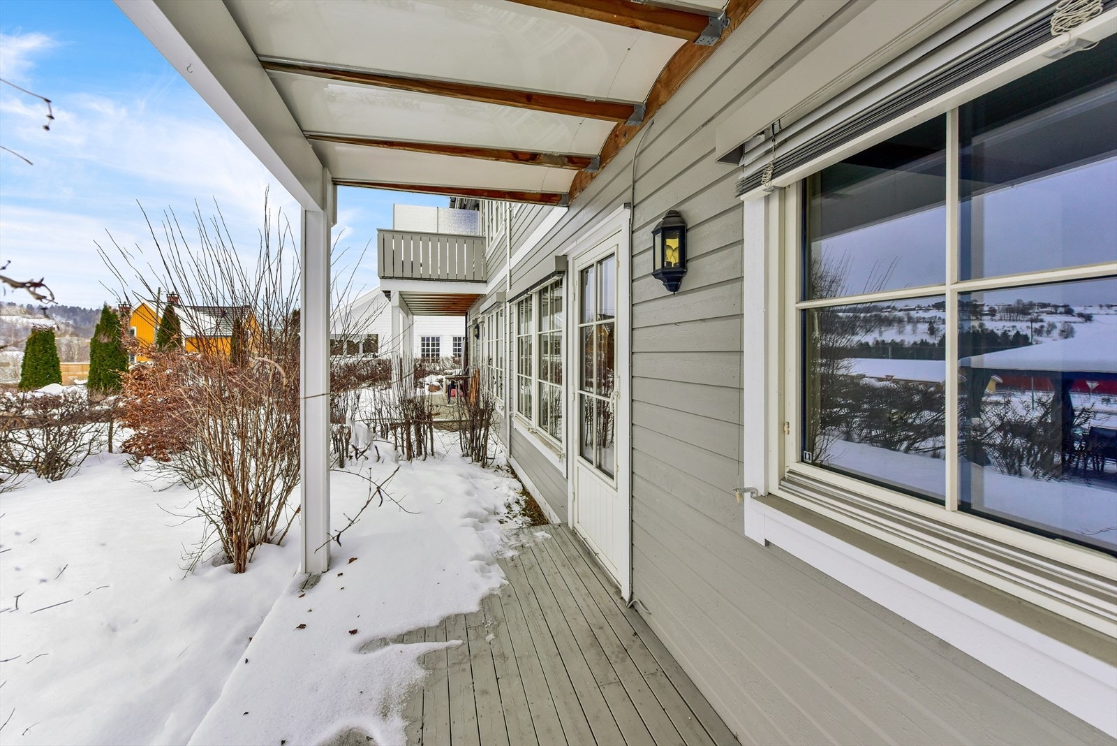 Den overbygde terrassen er en fin forlengelse av stuen og har belysning. Galleribilde