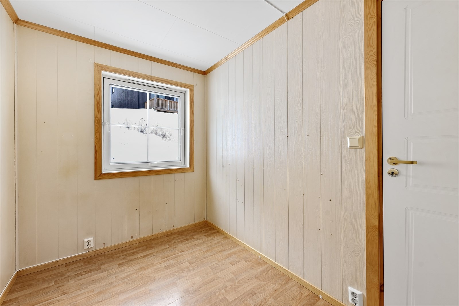 Det andre soverommet har også panel på veggene og belegg på gulvet. Galleribilde