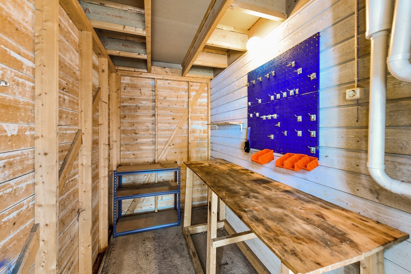 Den eksterne boden på 5 m² gir ekstra, praktisk lagringsplass. Galleribilde