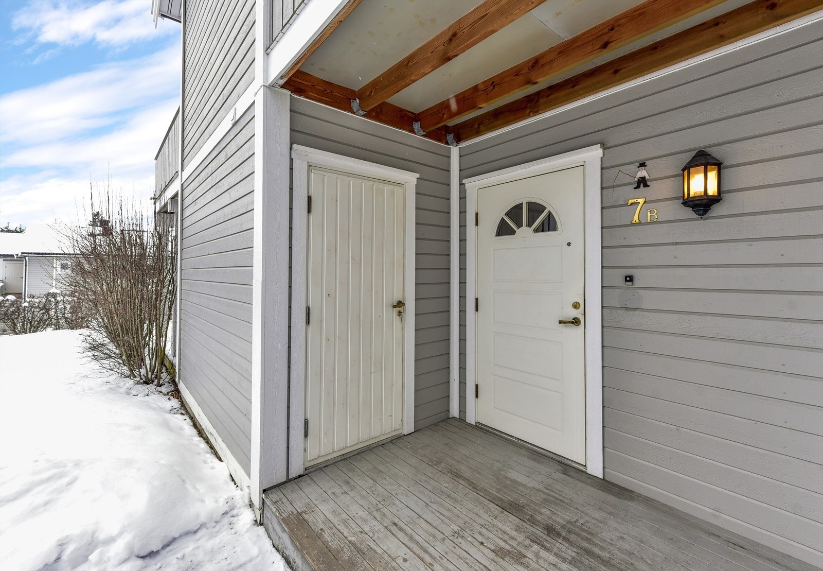 Tilknyttet inngangspartiet er det en platting i tre og en ekstern bod. Galleribilde