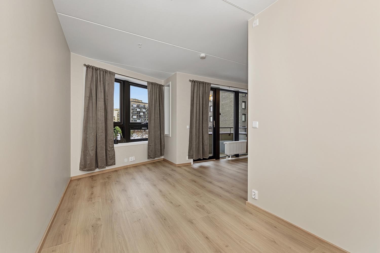 Romslig nisje med god plass til seng. Delvis skjult bak kjøkkenet. Galleribilde