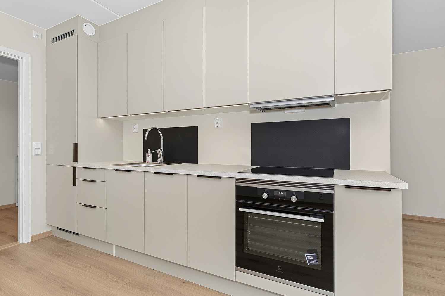 Delikat kjøkken med hvitevarer inkludert. Det er godt med skap- og benkeplass. Galleribilde