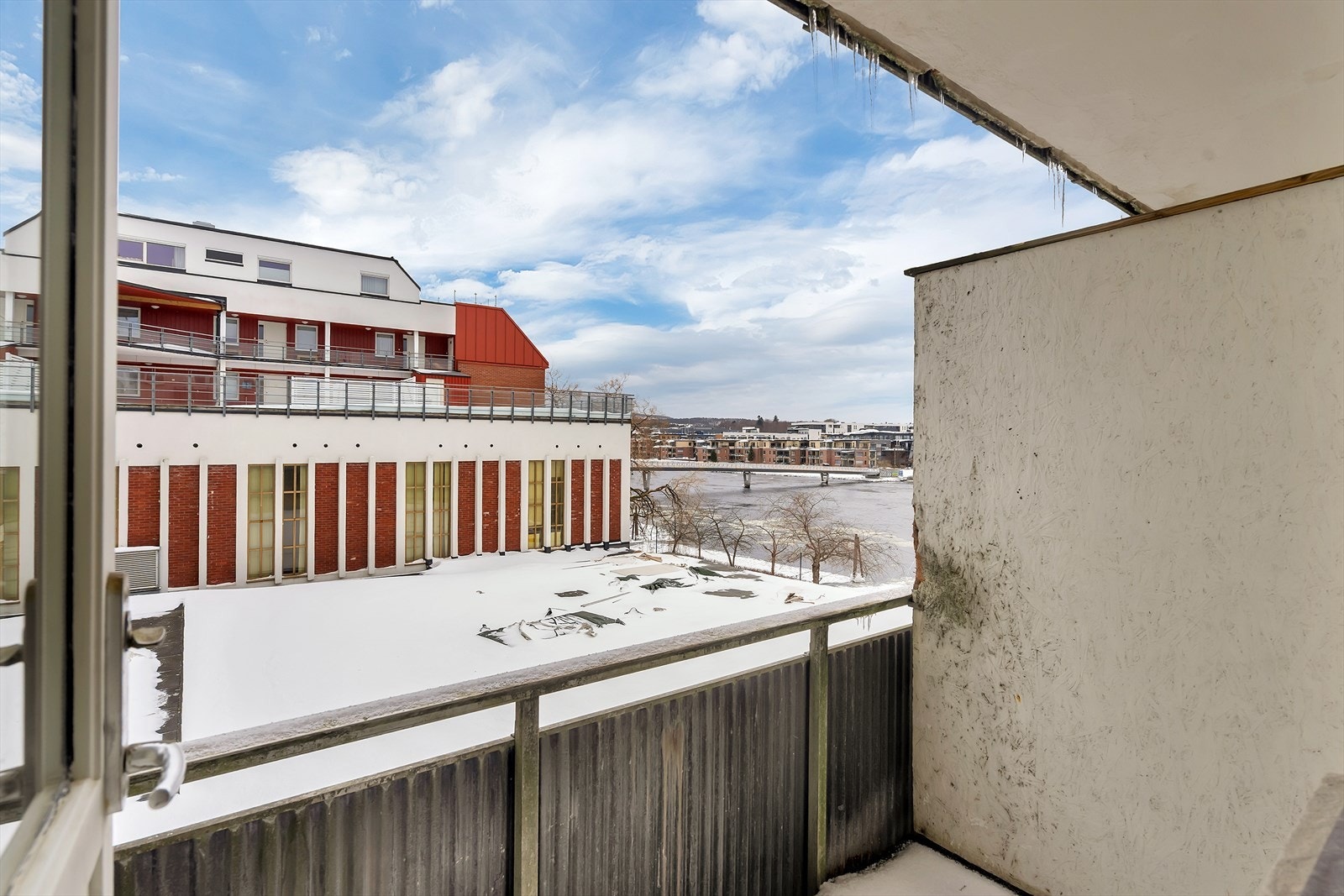 Utgang til terrasse og utsikt mot Kjøita Galleribilde