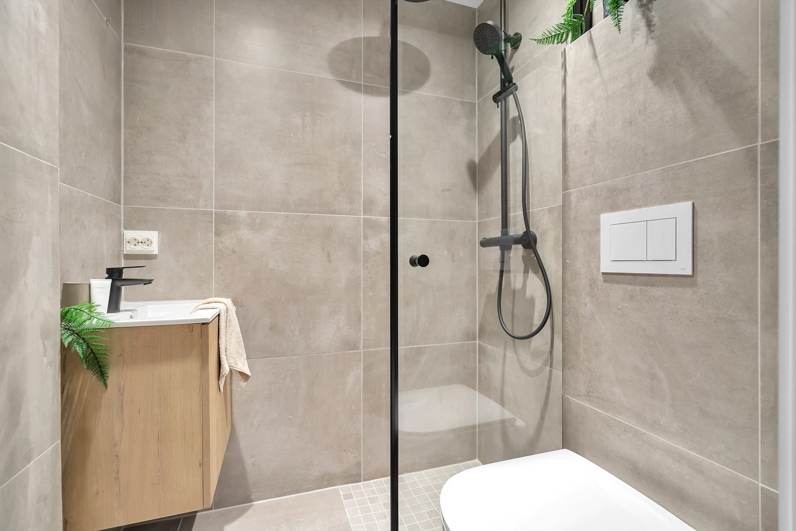 Lekkert helfliset bad - "Rør-i-rør" system - Flotte detaljer Galleribilde