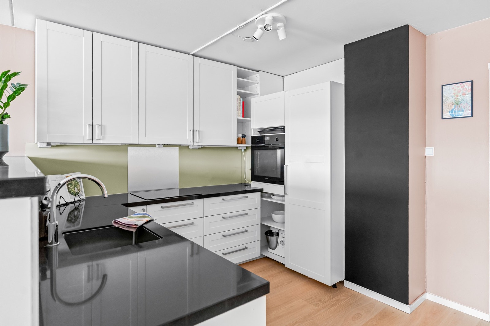 Det er godt med skap og benke plass. Galleribilde