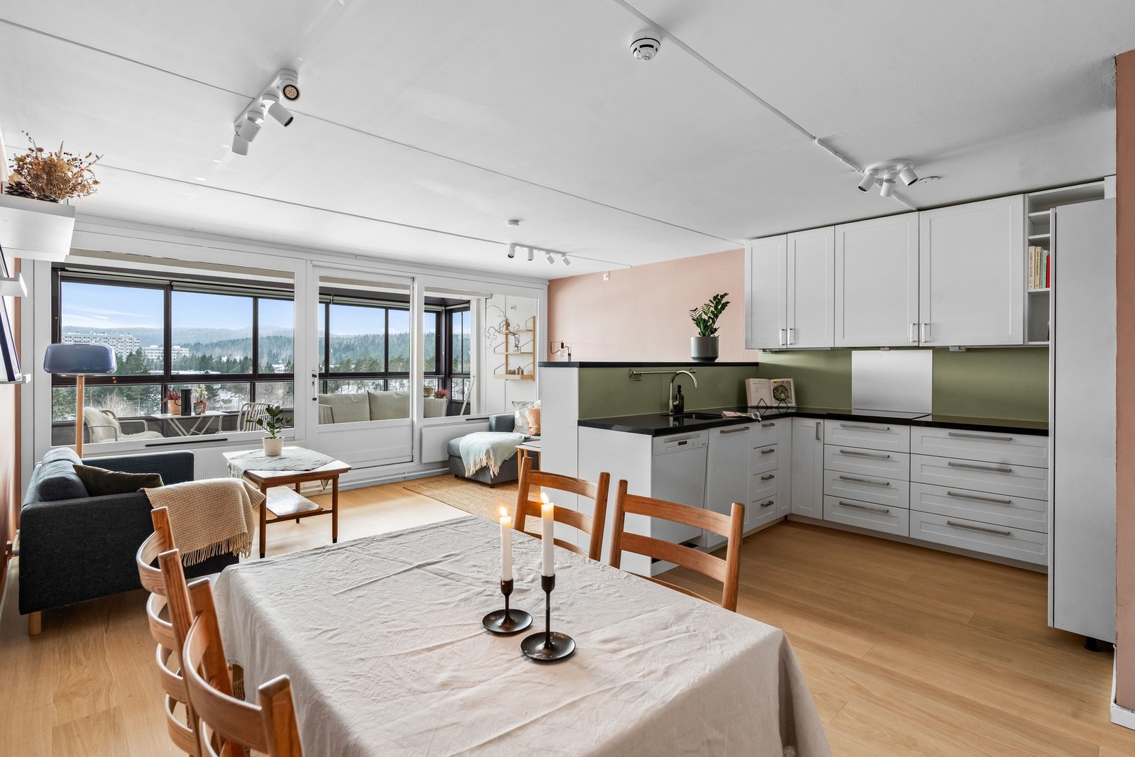 Store glassflater gir god romfølelse og bidrar til et lyst og trivelig oppholdsrom. Galleribilde