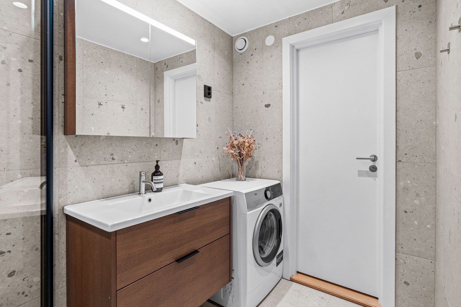 Badet er utstyrt med gulvvarme og opplegg for vaskemaskin. Galleribilde