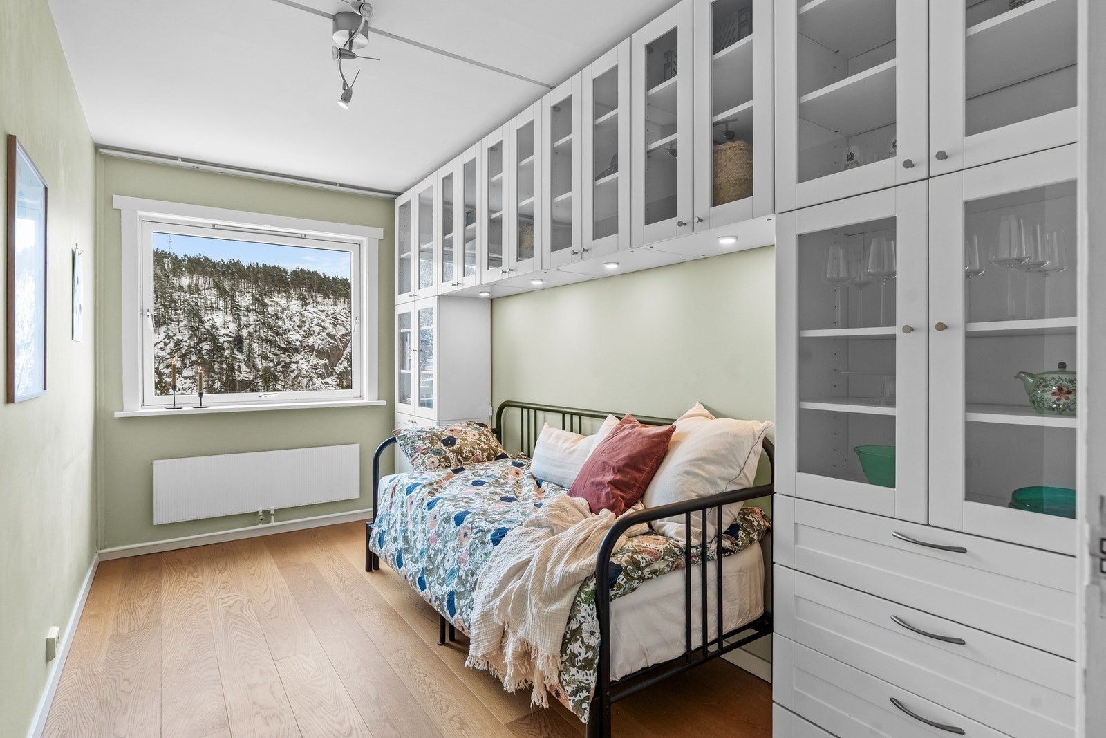 Rommets størrelse gir gode møbleringsmuligheter og en praktisk romløsning. Galleribilde