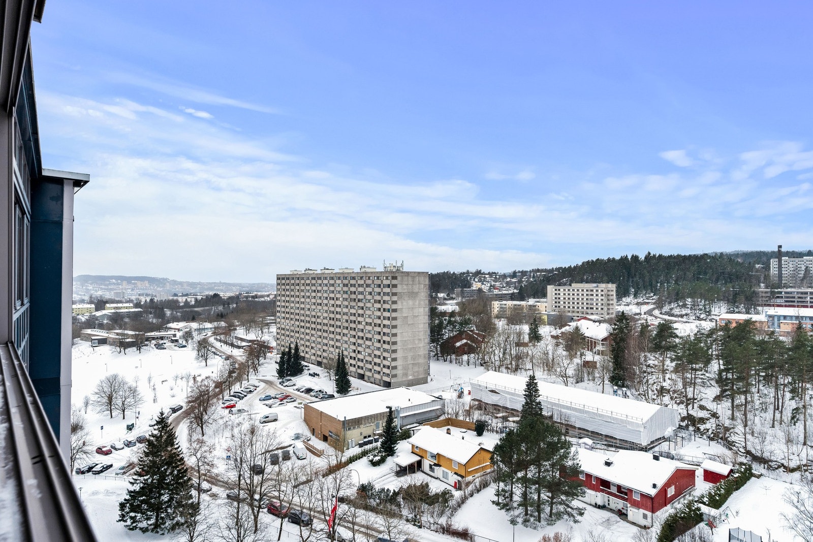 Utsikten fra balkongen strekker seg over Ammerud og nærområdet. Galleribilde