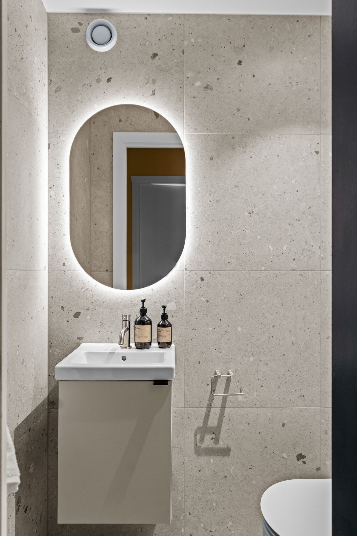 Separat toalettrom fra 2024, praktisk plassert og utført i moderne materialvalg. Galleribilde