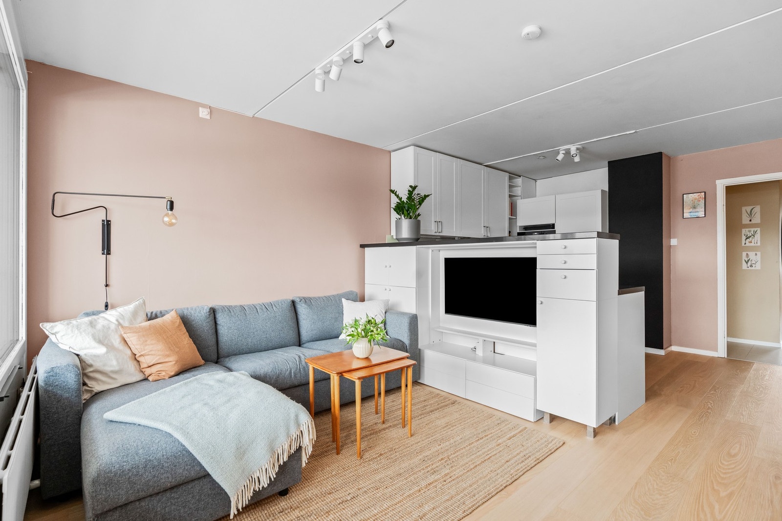 Lys og luftig stue med store vindusflater som slipper inn rikelig med naturlig lys. Rommet har god plass til både sofagruppe og spisebord. Galleribilde