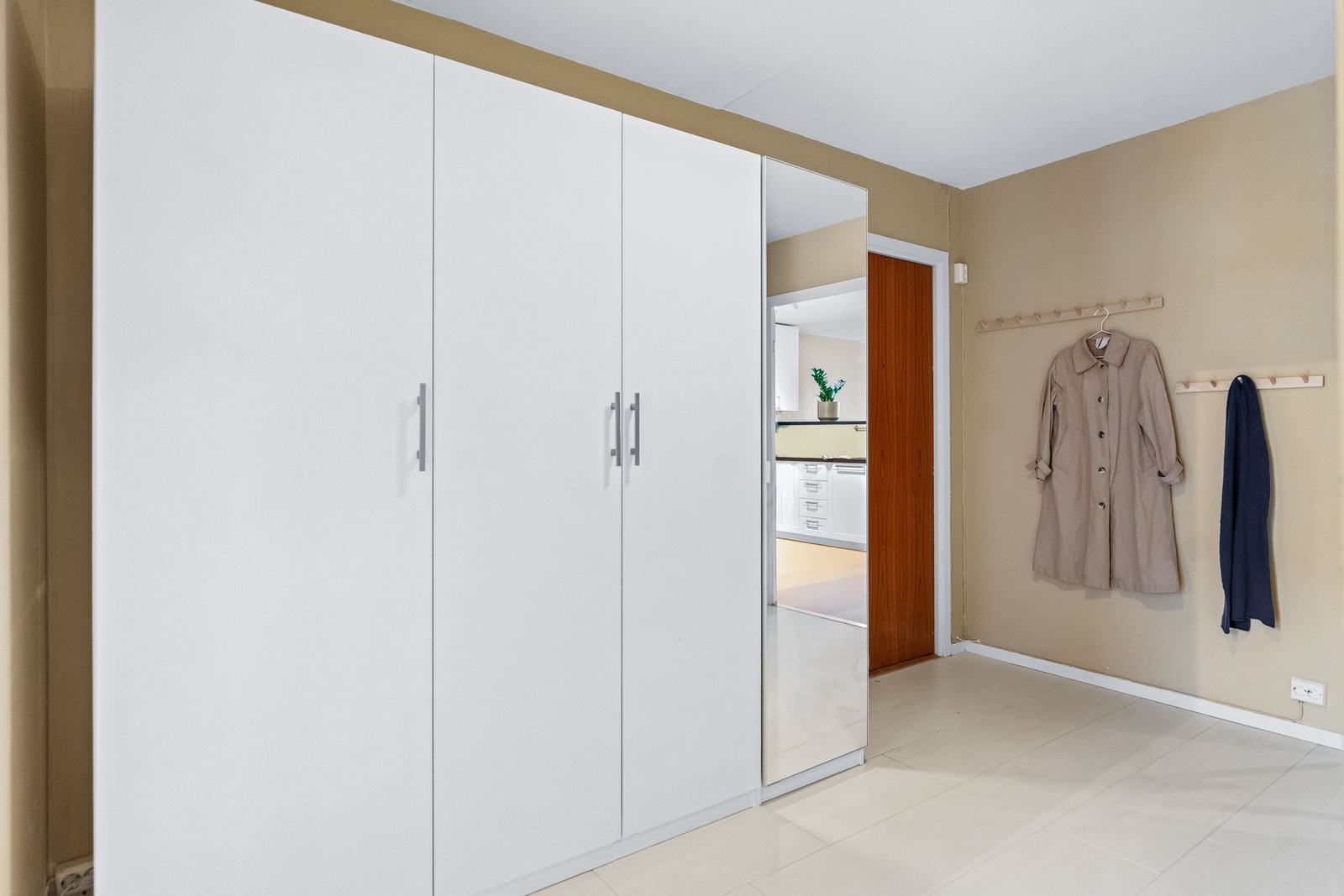 En romslig og innbydende entré som gir et godt førsteinntrykk når du kommer hjem. Galleribilde