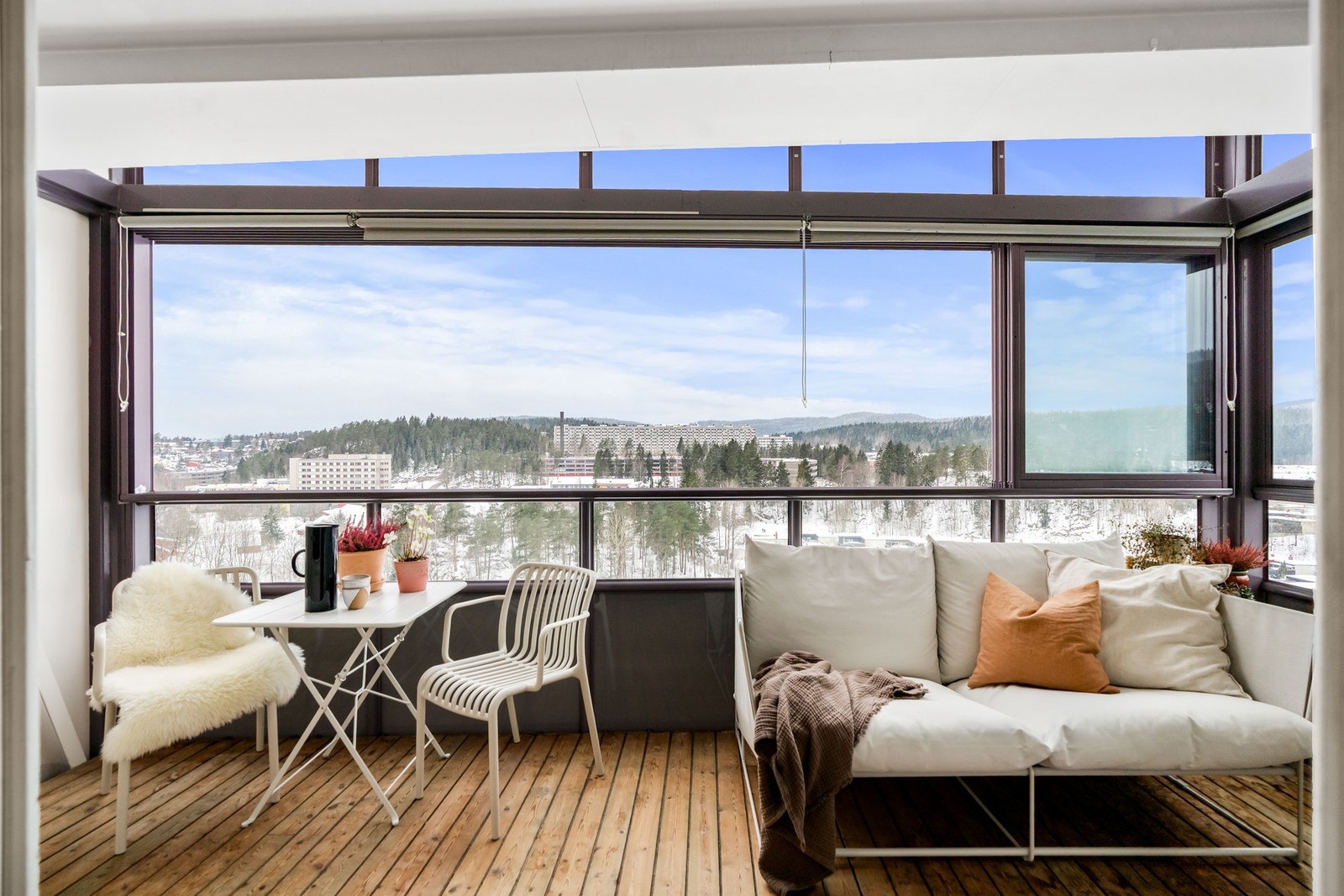 Stor innglasset balkong på ca. 11 kvm som fungerer som et ekstra oppholdsrom store deler av året. Galleribilde