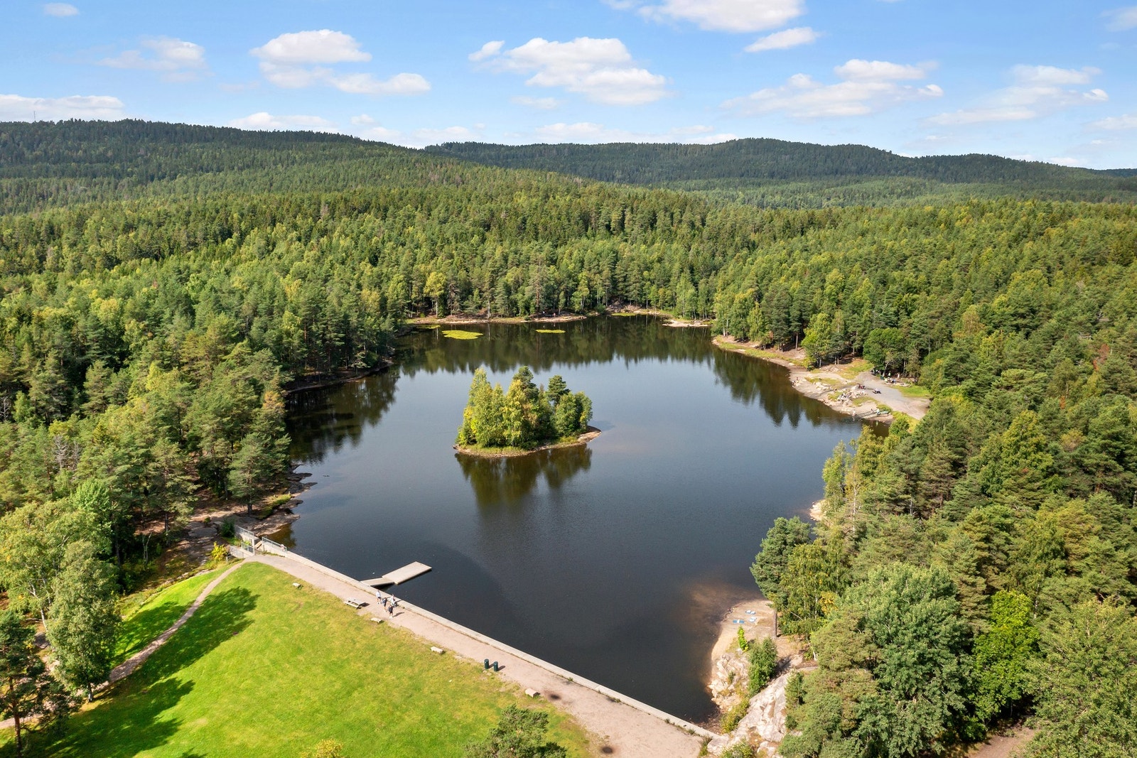 Vesletjern er et flott sted for sommerbading, grilling og rolige turer Galleribilde