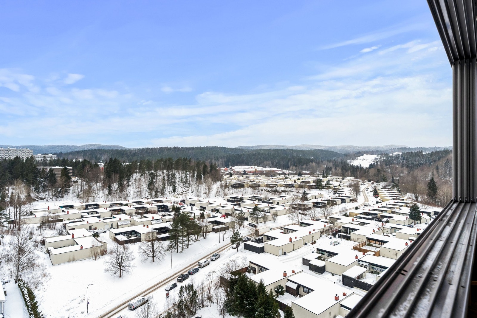 Utsikten fra balkongen strekker seg over Ammerud og nærområdet. Galleribilde