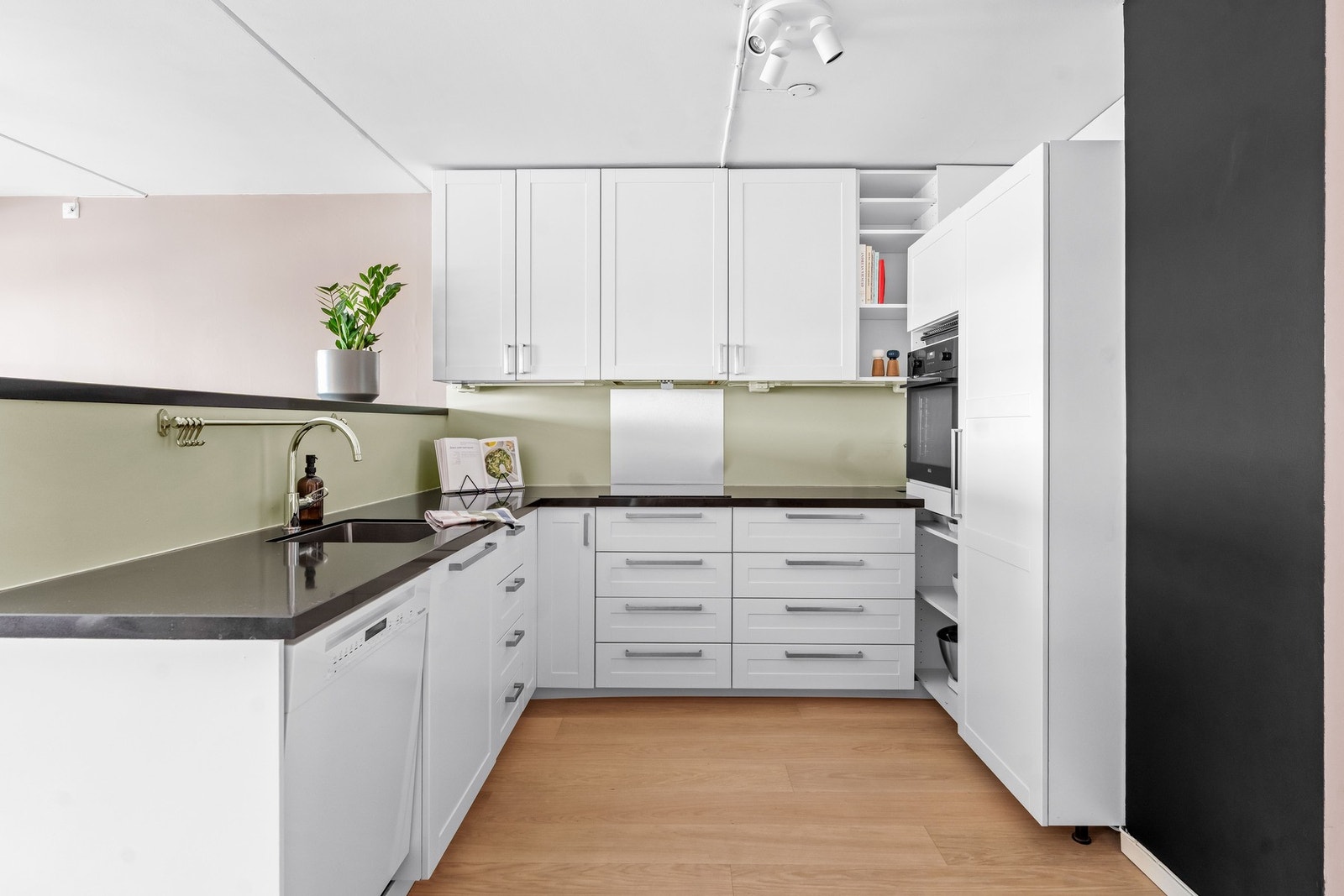 Kjøkkenet har gode arbeidsflater og fungerer ekstra godt når man har gjester. Galleribilde