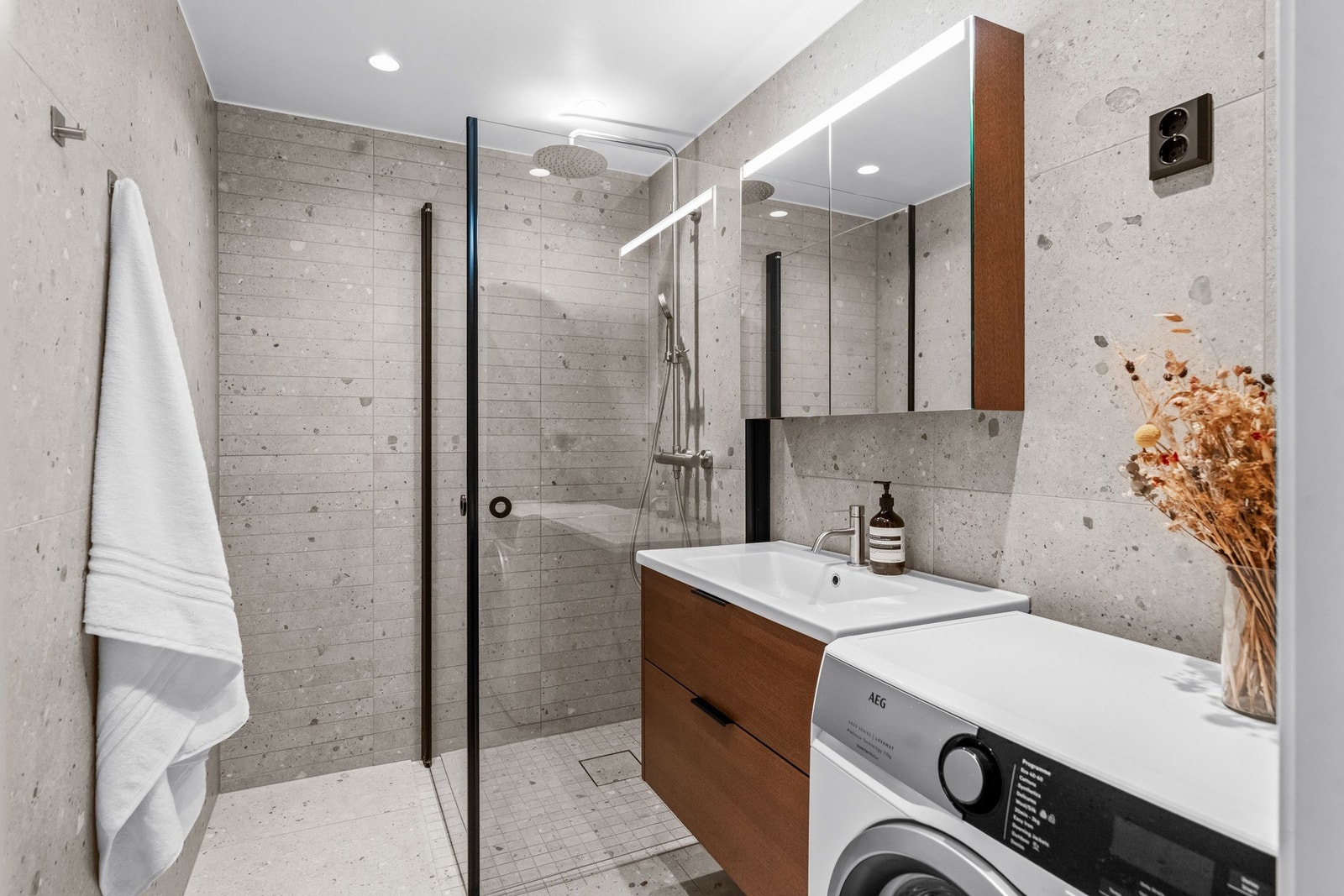 Delikat, flislagt bad fra 2024 med et moderne og tidløst uttrykk. Galleribilde