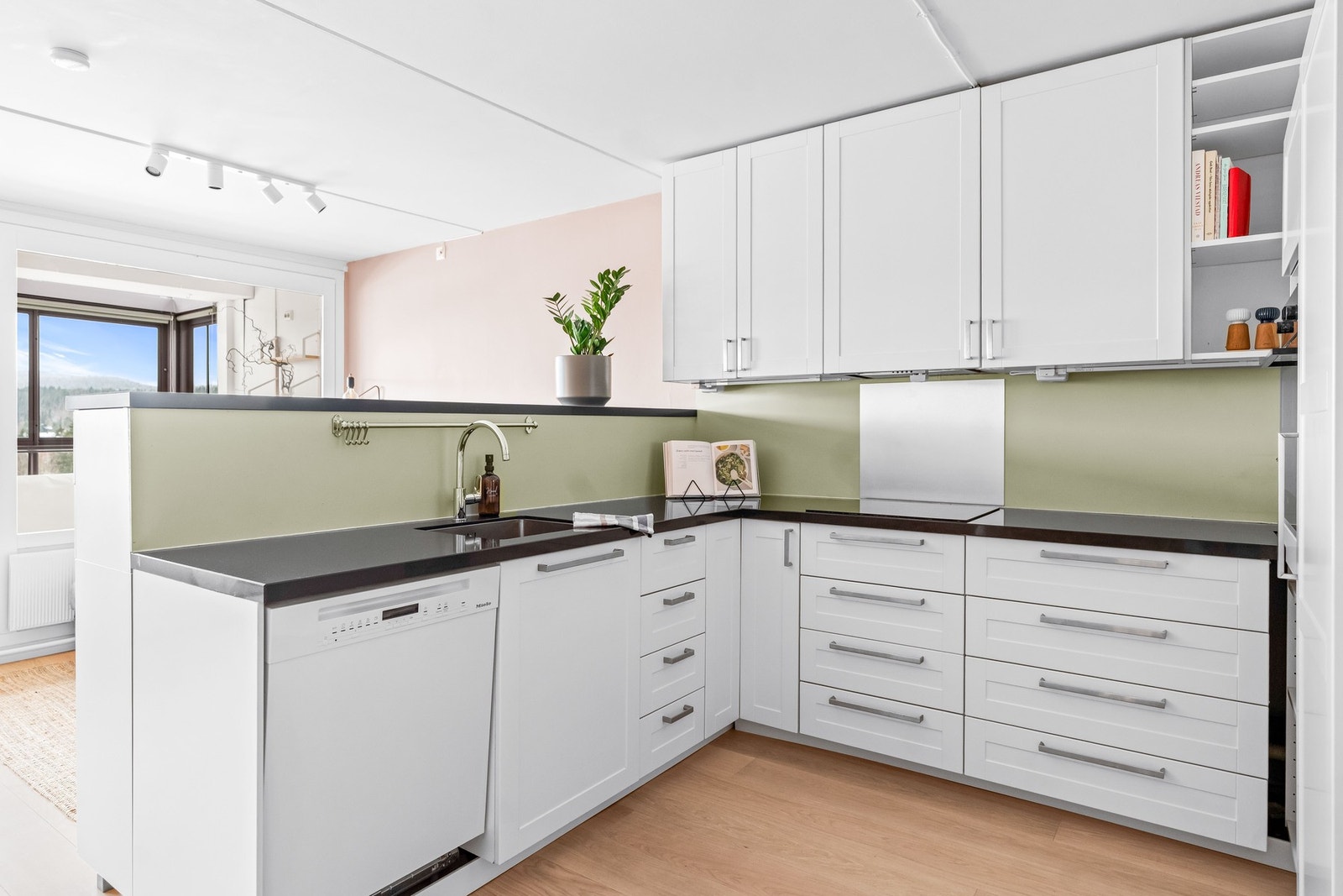 Innredningen består av en oppvaskmaskin, en integrert kjøleskap, integrert komfyr og nedfelt platetopp og det er tilkoblet en ventilator over kokeplass. Galleribilde