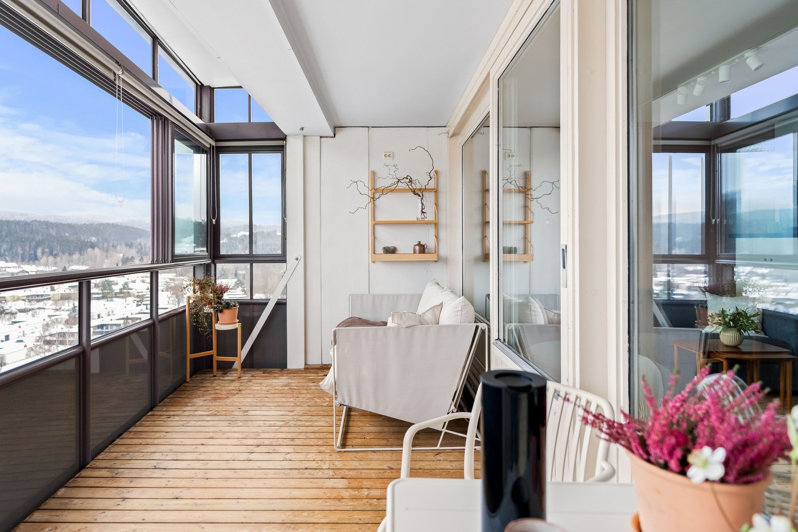 Innglasset balkong som forlenger sesongen. Galleribilde