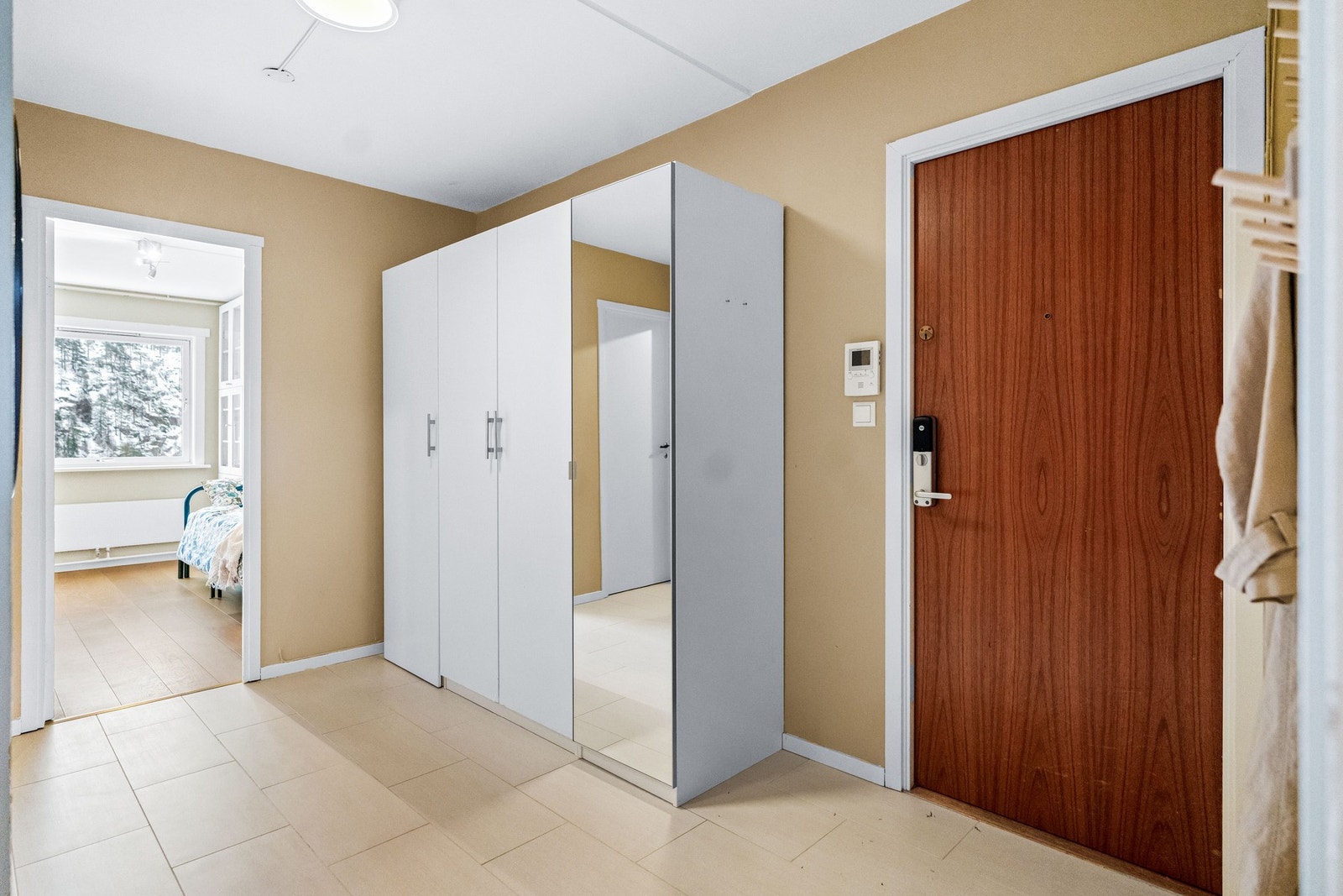 God plass til garderobeskap eller knagger gir en ryddig og organisert entré. Galleribilde