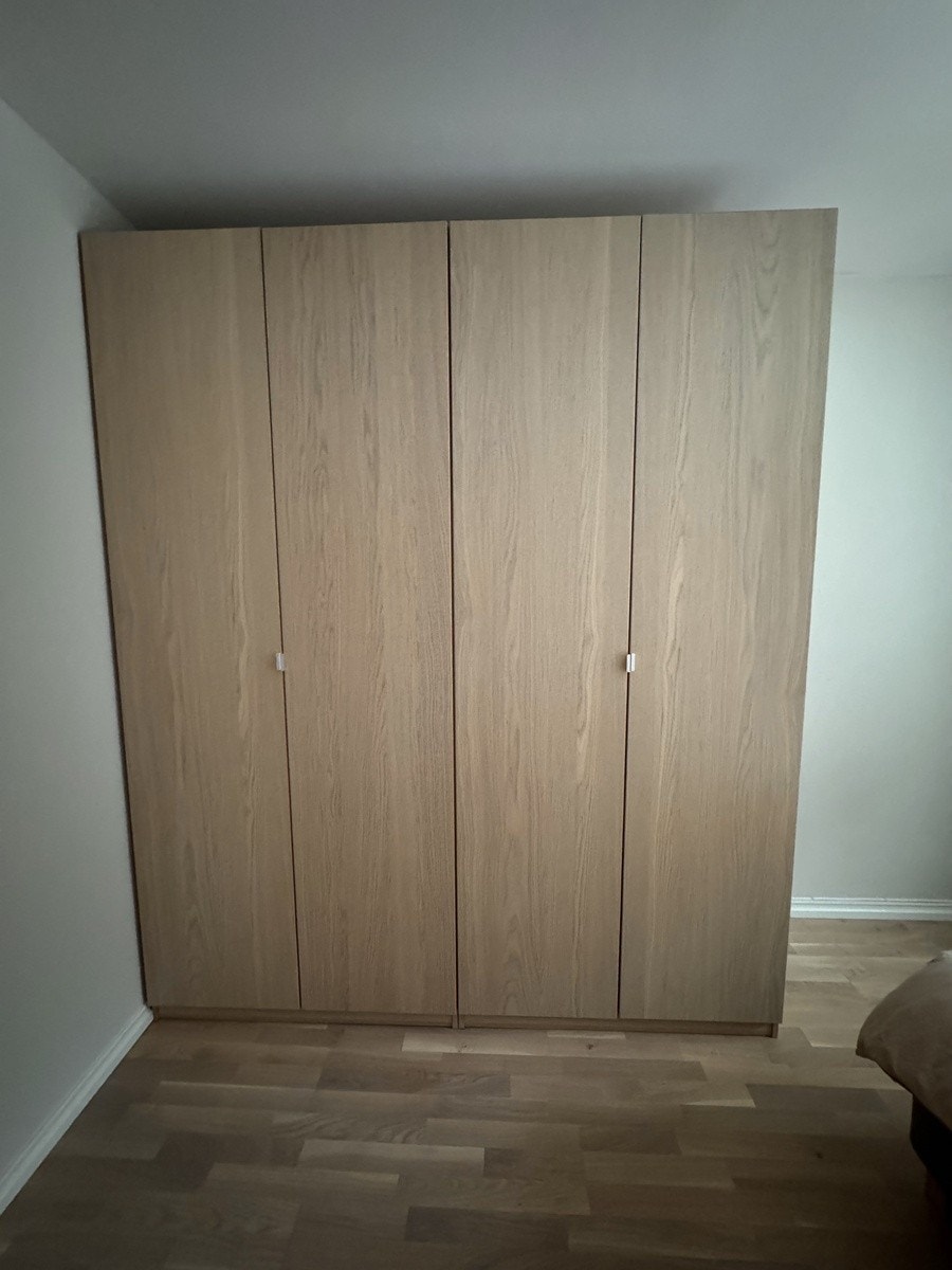 Stort garderobeskap med masse oppbevaringsplass Galleribilde
