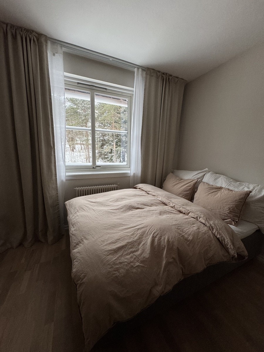 140cm seng følger med! Kan også få inn en pult på rommet hvis det er ønskelig Galleribilde