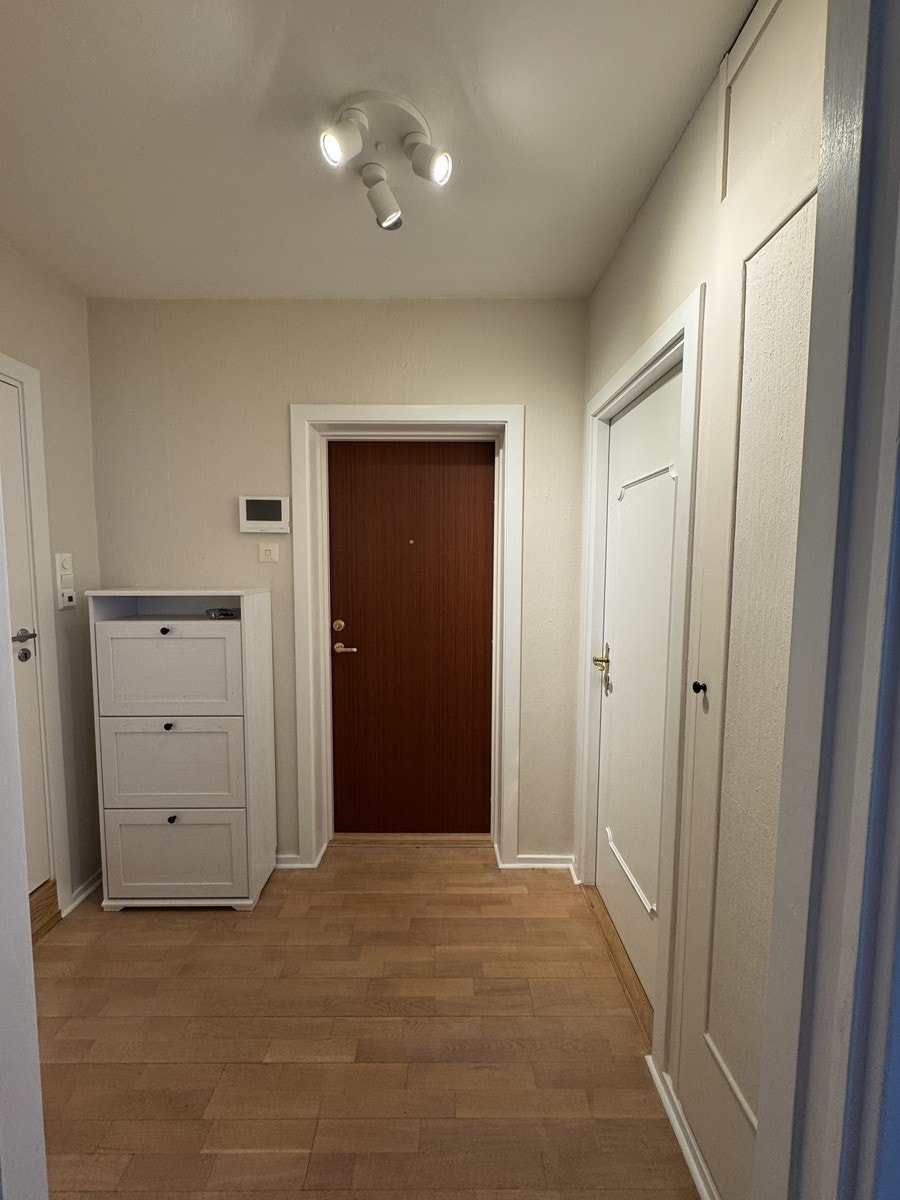 Gang med skoskap, oppbevaringsskap samt skohylle og oppheng for jakker Galleribilde