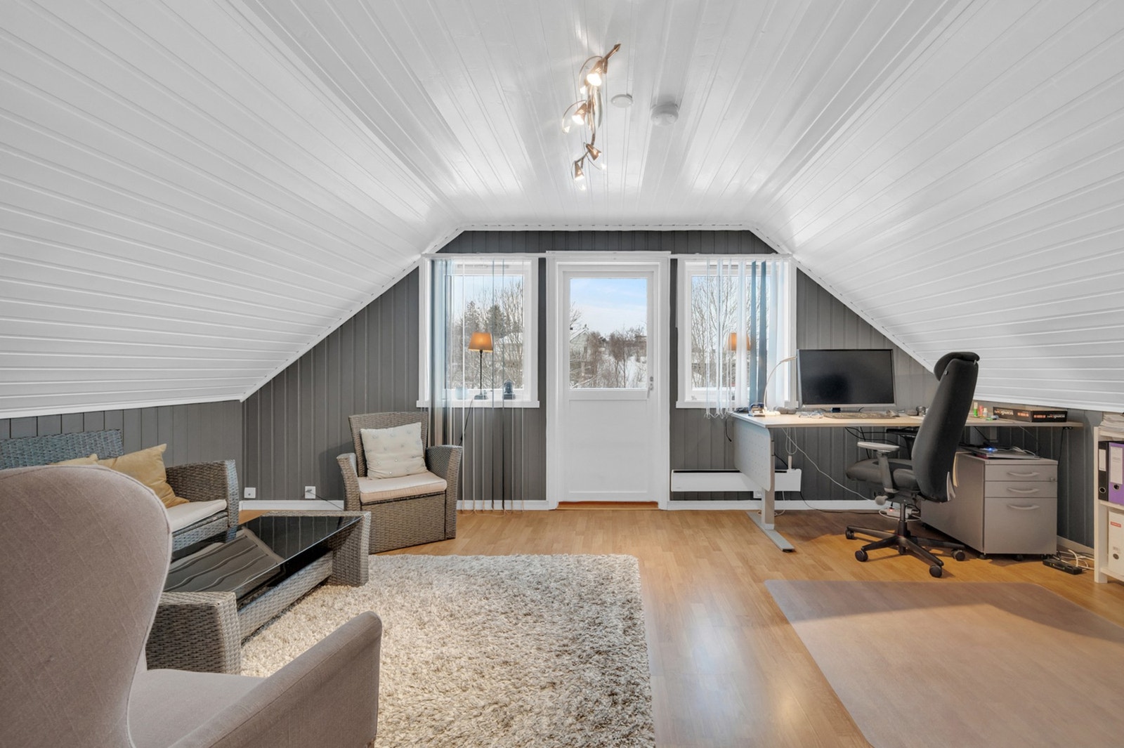 Stor loftstue som har flere bruksmuligheter. Det er dør ut til luftebalkong. Galleribilde