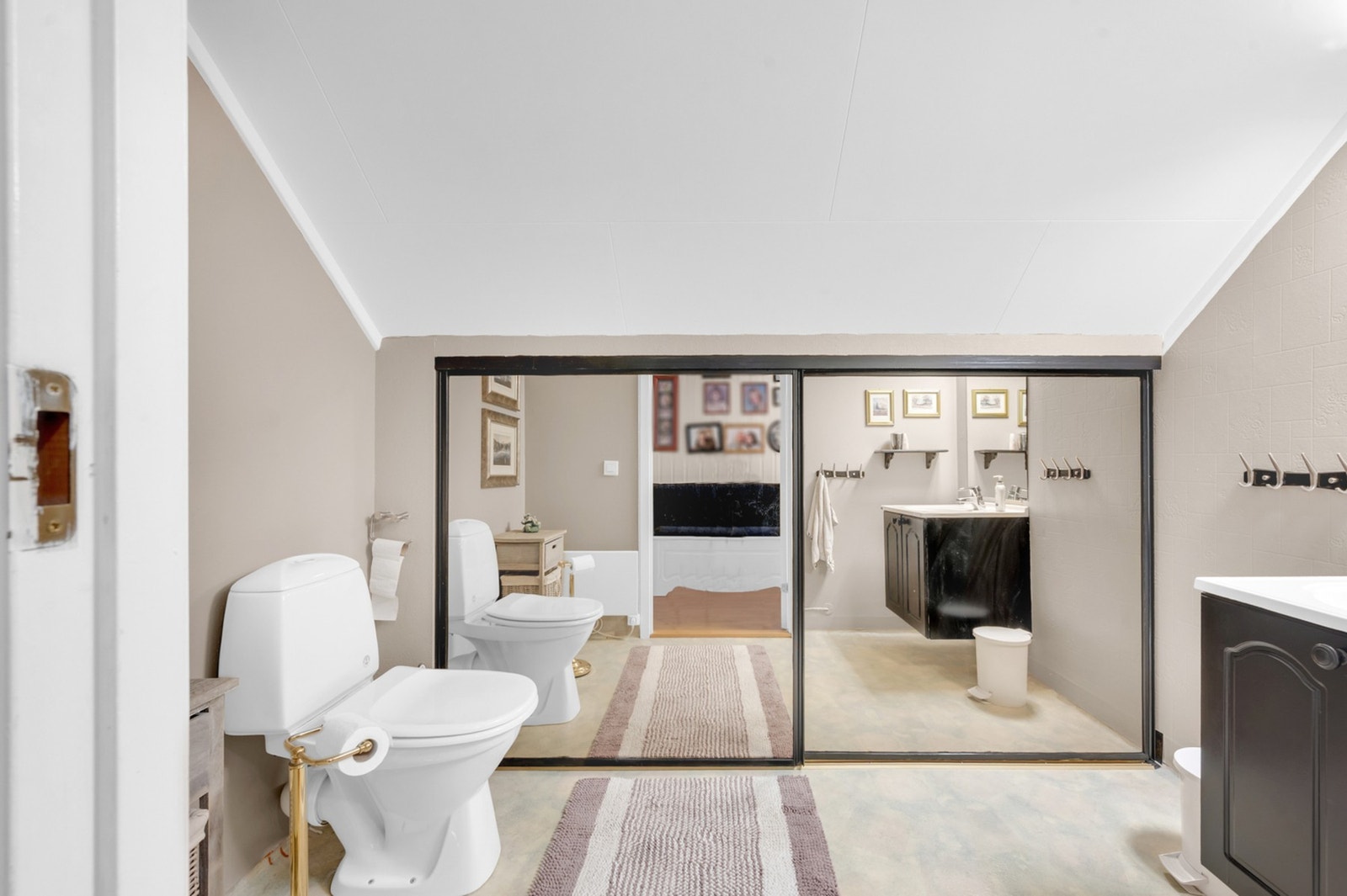 Det er viktig å ha toalettrom i soveromsdelen. Galleribilde