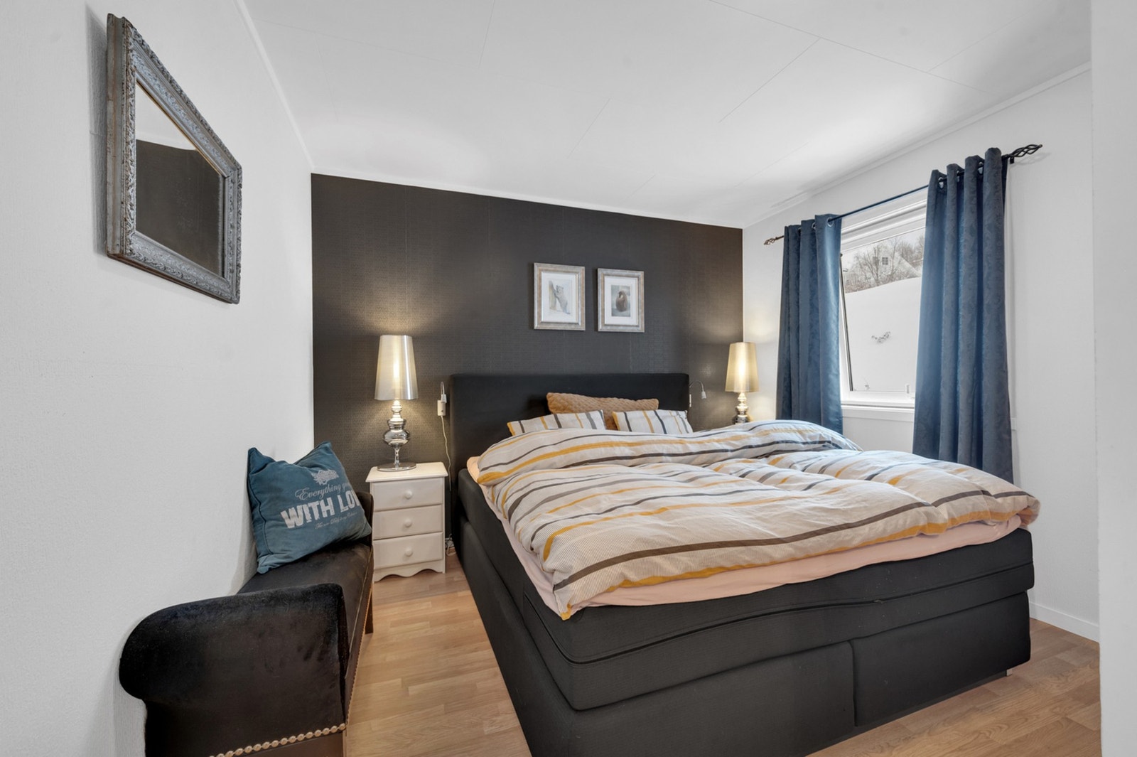 Hovedsoverommet ligger i 1. plan slik at voksne par fint kan bo på en flate med alt i samme etasje. Galleribilde