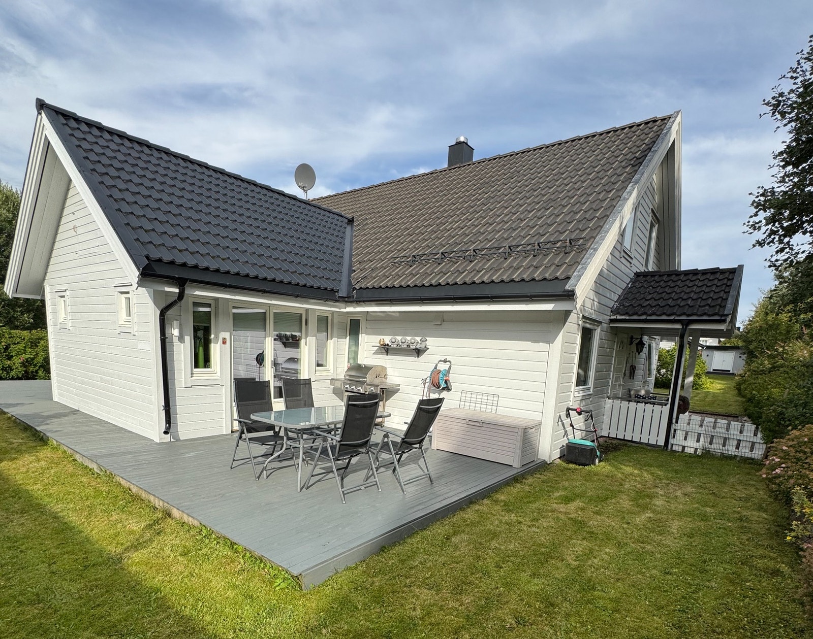 Nydelig plass på baksiden med dør fra spisestuen. Selgers egne sommerbilder. Galleribilde