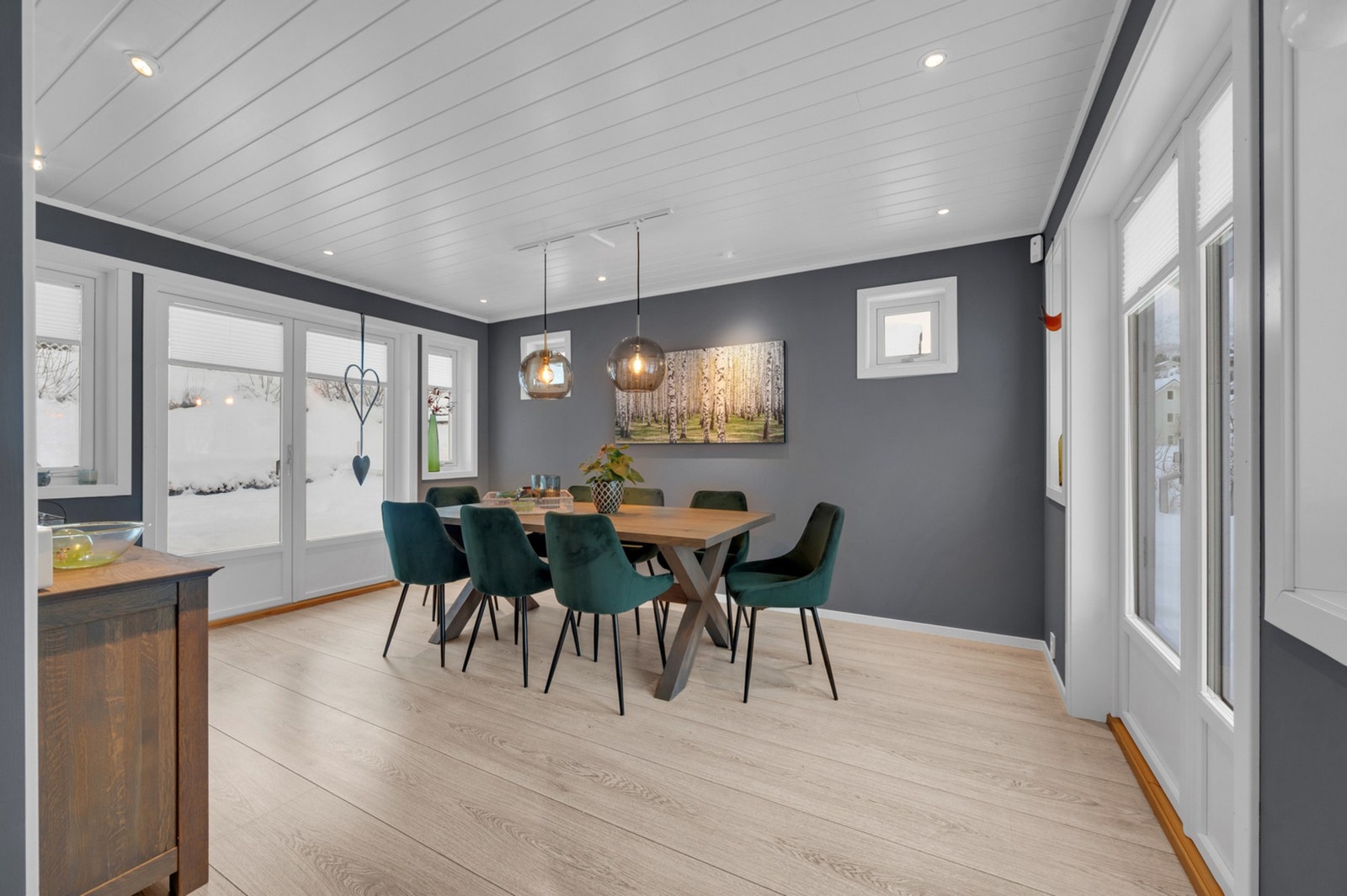 Tilbygget er et nydelig rom med utgang til terrenget fra begge sider. Dette rommet har flere bruksmuligheter etter eget behov. Galleribilde