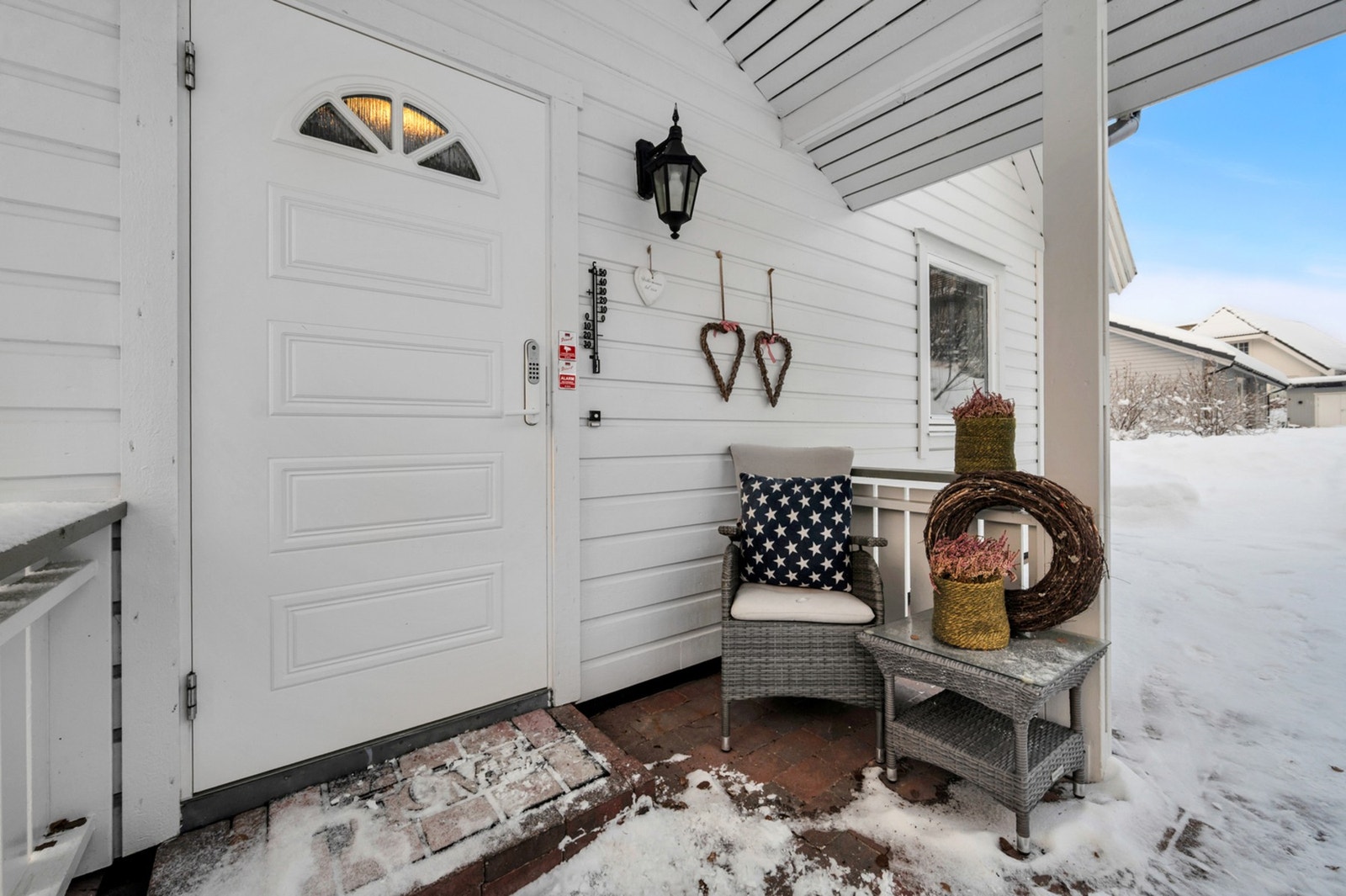 Det er overbygget inngangsparti og kodelås på døren. Velkommen inn... Galleribilde