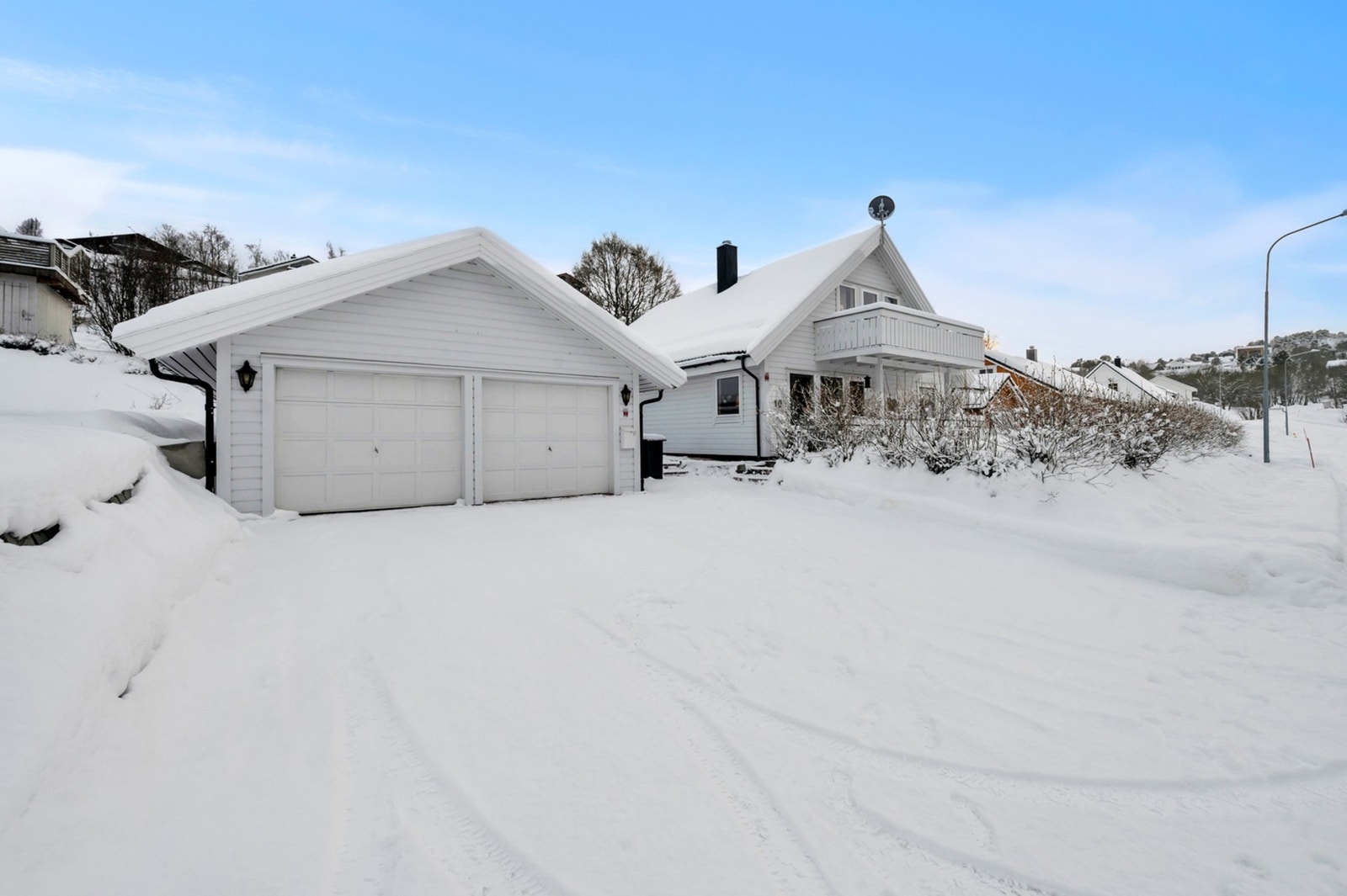 God plass til biler foran og i garasjen. Galleribilde