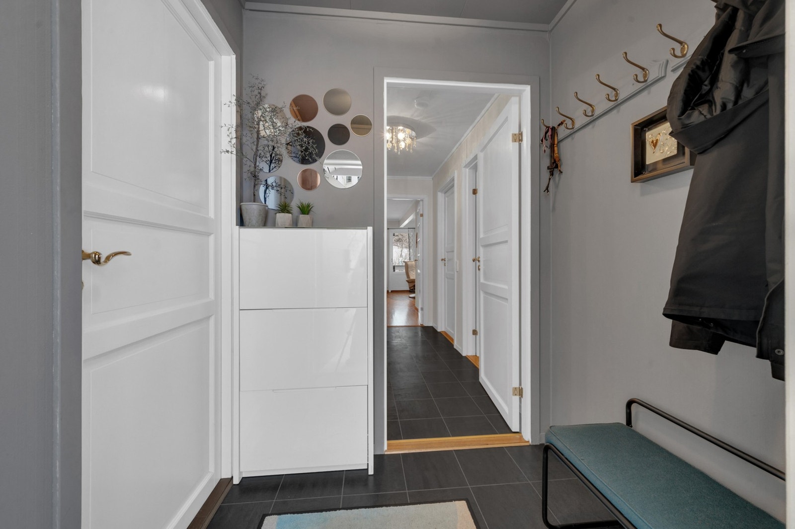 Pent inngangsparti med dør inn til vaskerommet til venstre. Galleribilde