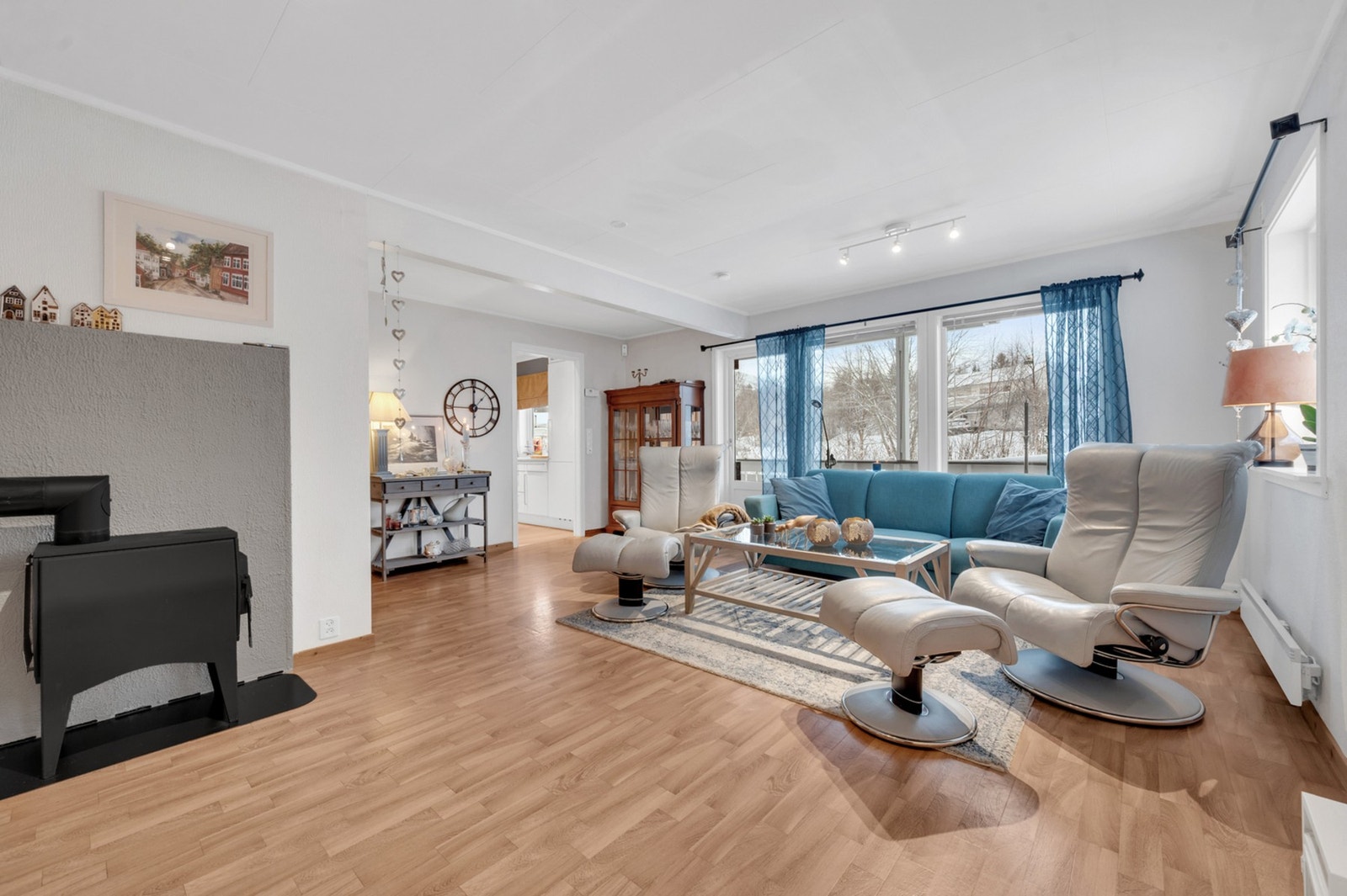 En klassisk og effektiv vedovn varmer opp på kalde vinterdager. Åpning til venstre tar deg inn på kjøkkenet. Galleribilde