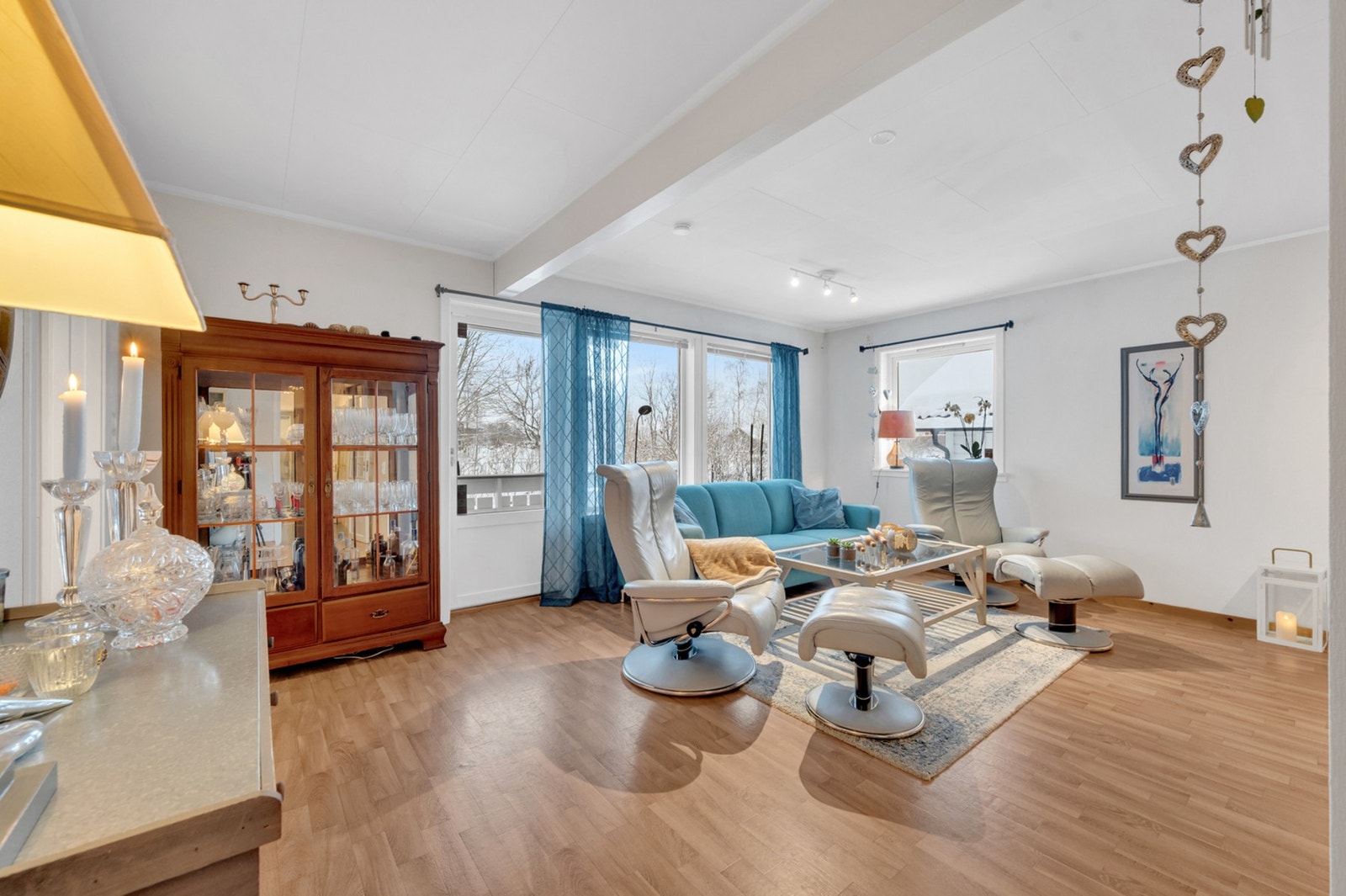 Gode vinduer i front med utgang til veranda. Galleribilde