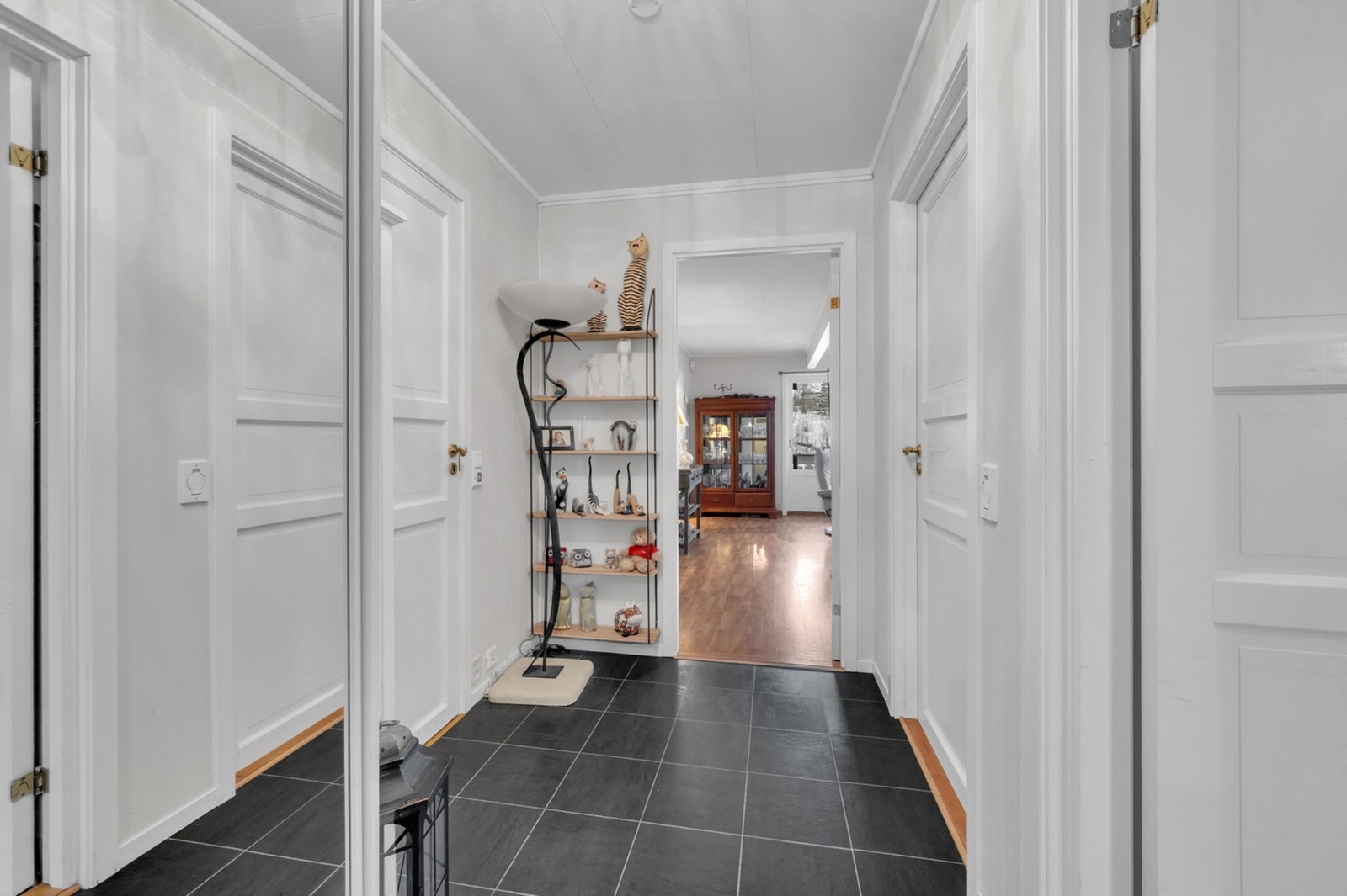 Her ser vi gangen inn mot stuen. Badet er inn til venstre. Galleribilde