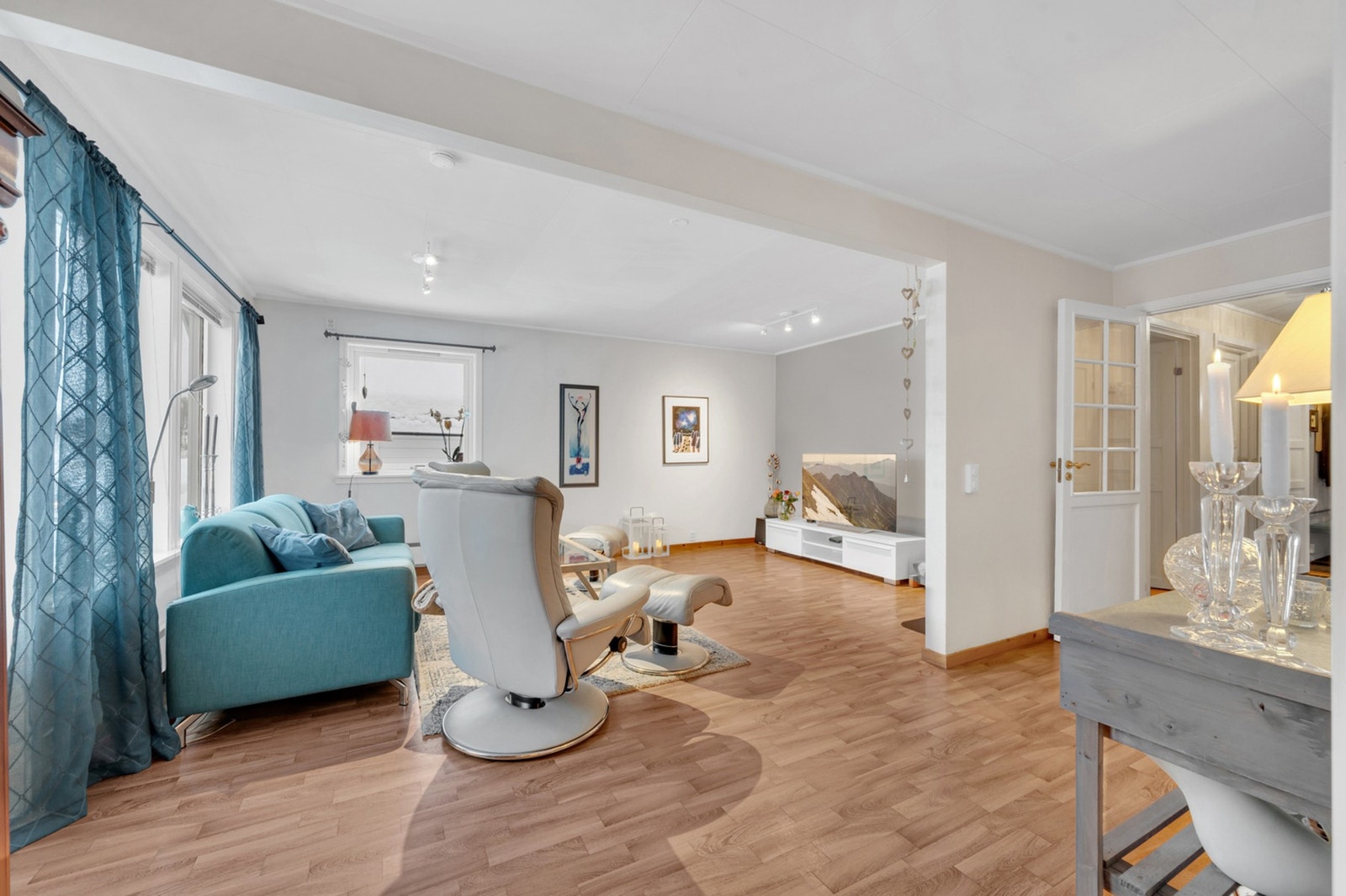 Romslig stue med gode møbleringsmuligheter. Galleribilde