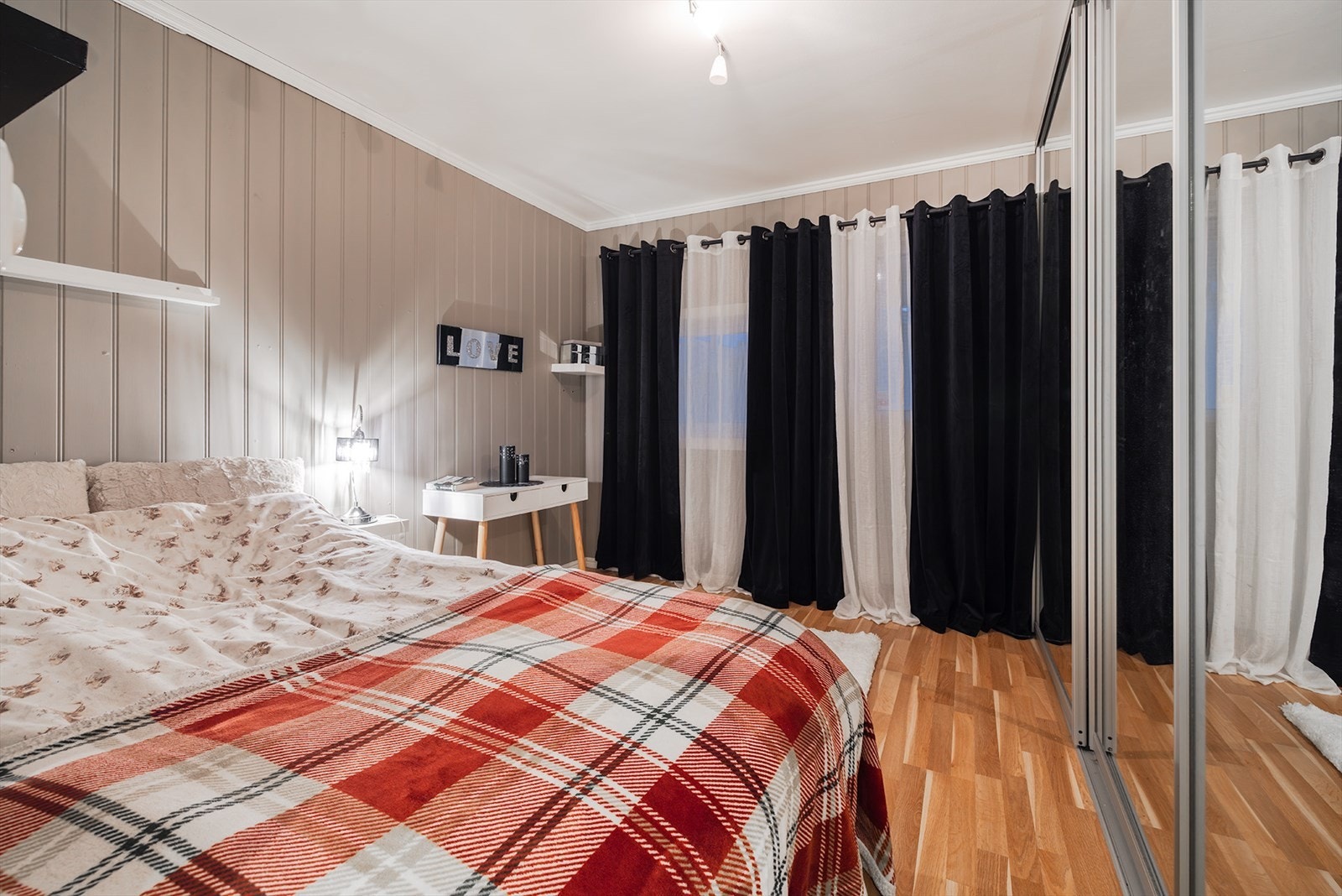 Balkongdør med adgang til hagen Galleribilde